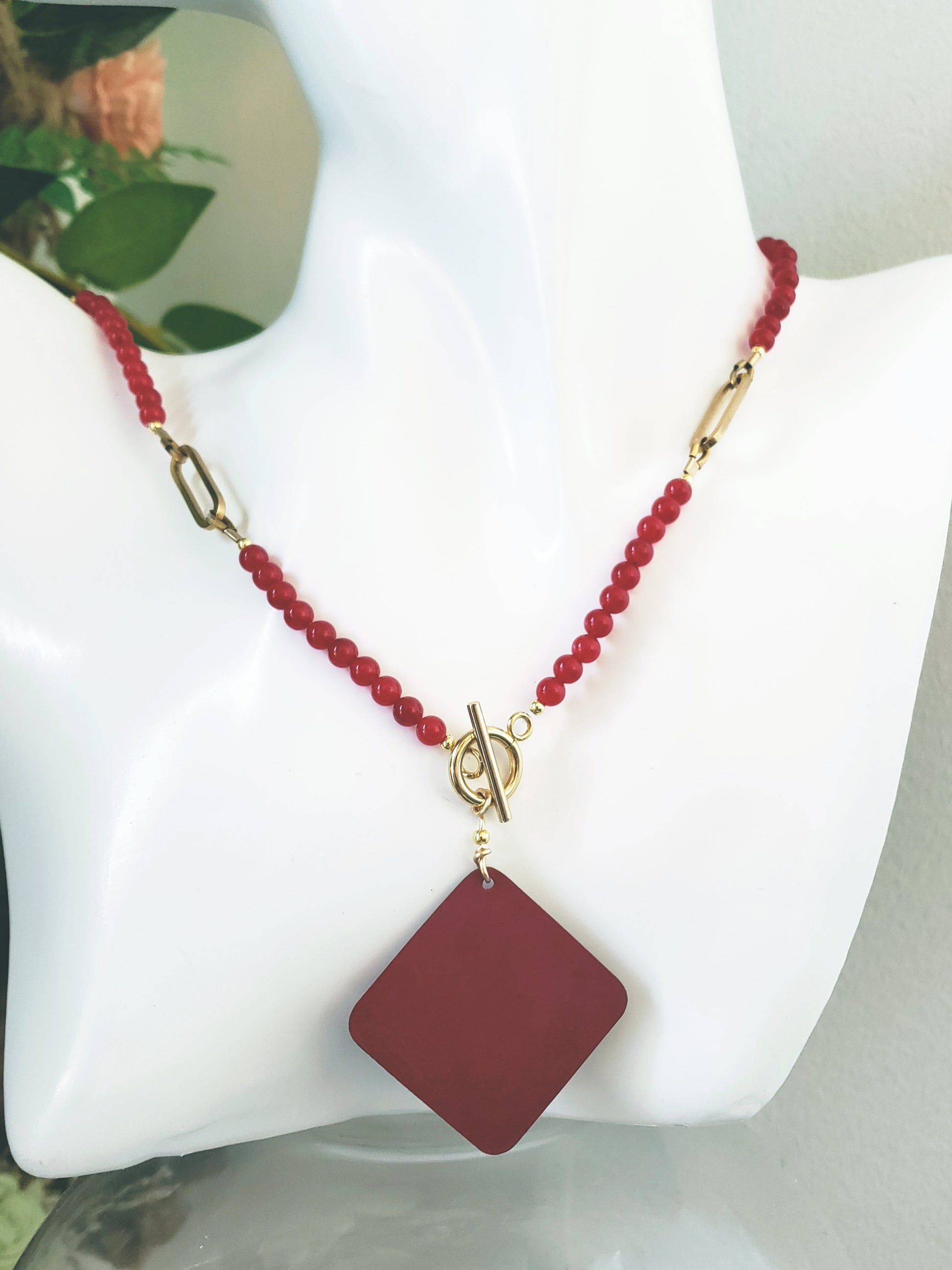 Moderno Collar y Aretes en Acero Quirúrgico Color oro con Delicadas Piedras en Cuarzo Rojo - K.Beloved LLC