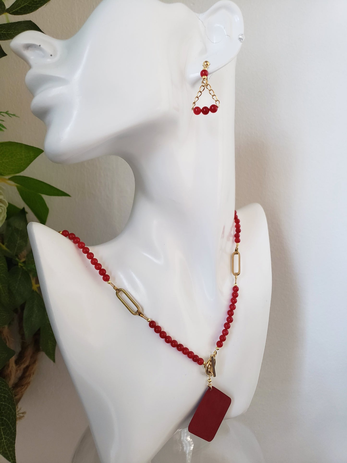Moderno Collar y Aretes en Acero Quirúrgico Color oro con Delicadas Piedras en Cuarzo Rojo - K.Beloved LLC