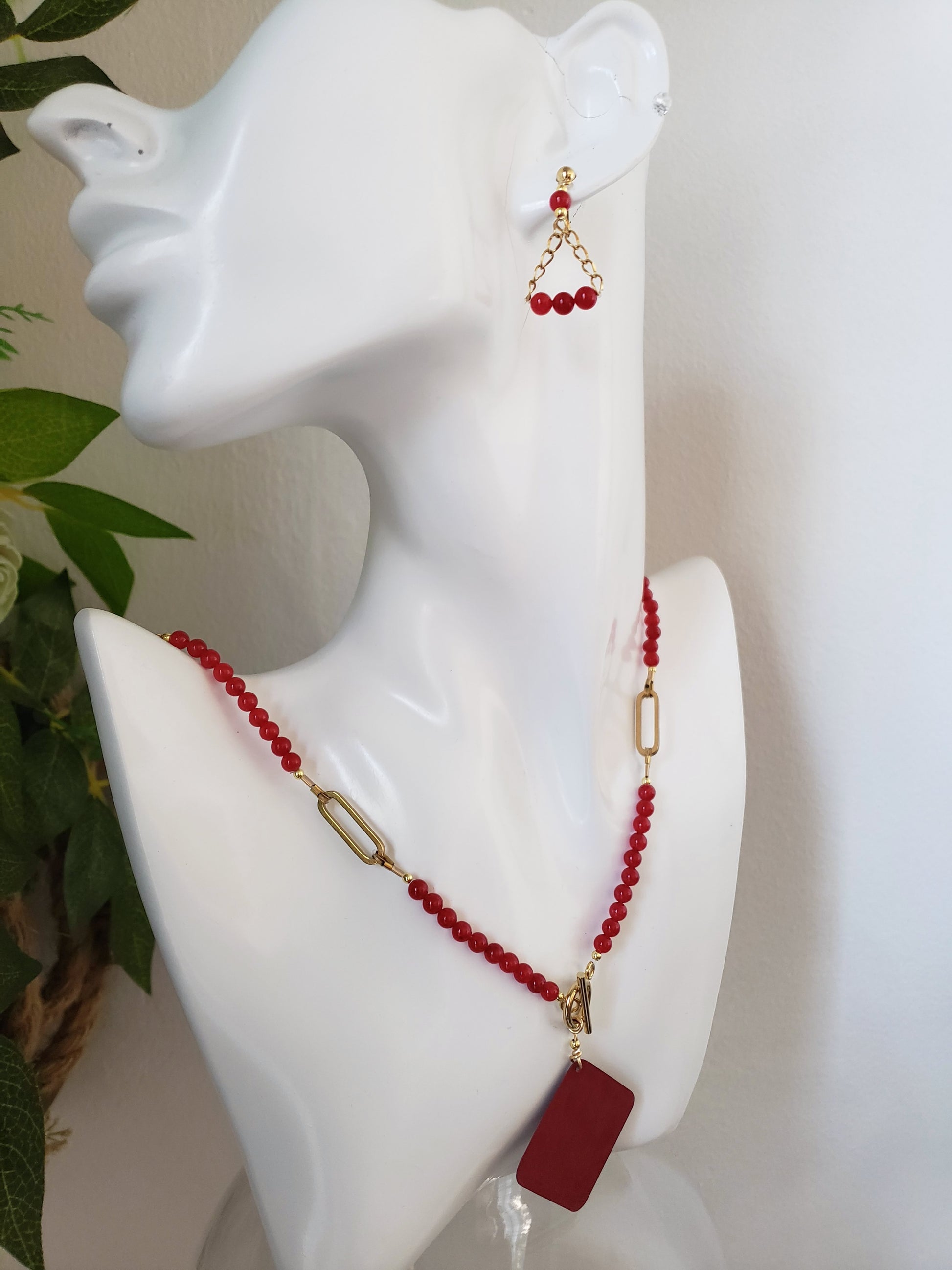 Moderno Collar y Aretes en Acero Quirúrgico Color oro con Delicadas Piedras en Cuarzo Rojo - K.Beloved LLC