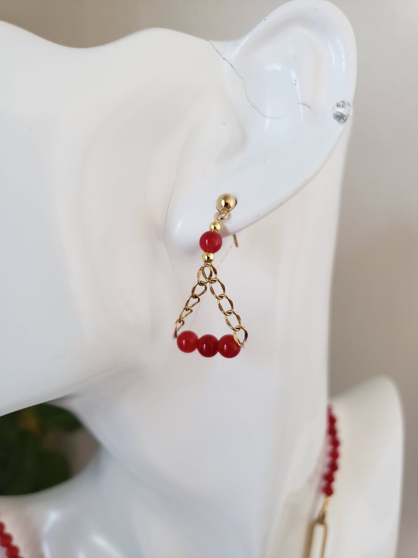 Moderno Collar y Aretes en Acero Quirúrgico Color oro con Delicadas Piedras en Cuarzo Rojo