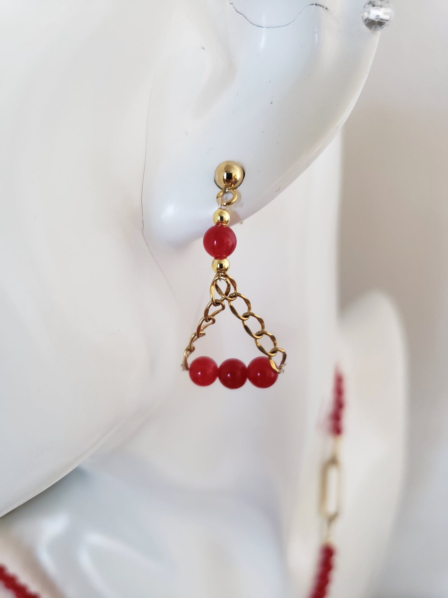 Moderno Collar y Aretes en Acero Quirúrgico Color oro con Delicadas Piedras en Cuarzo Rojo - K.Beloved LLC