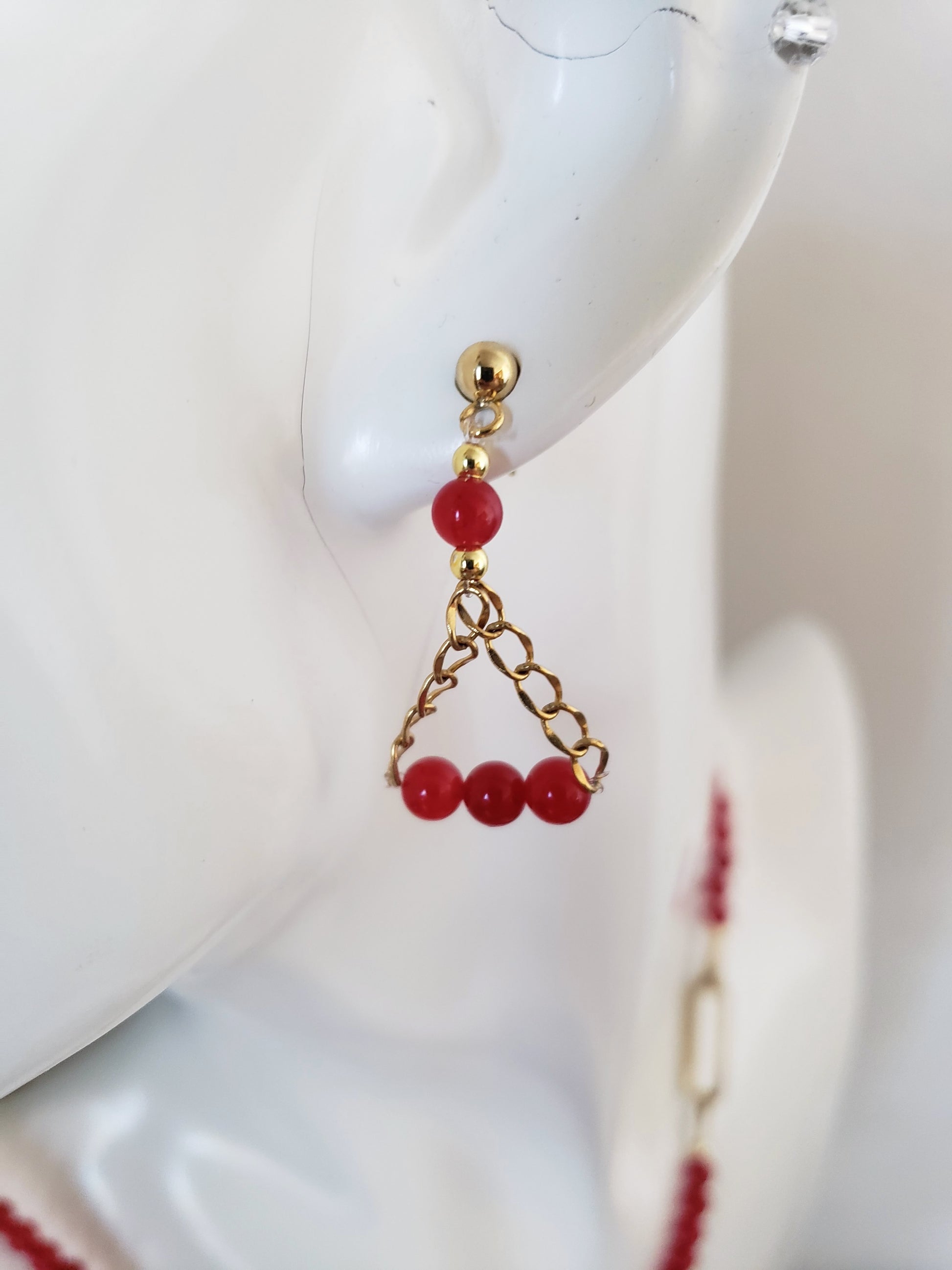 Moderno Collar y Aretes en Acero Quirúrgico Color oro con Delicadas Piedras en Cuarzo Rojo - K.Beloved LLC