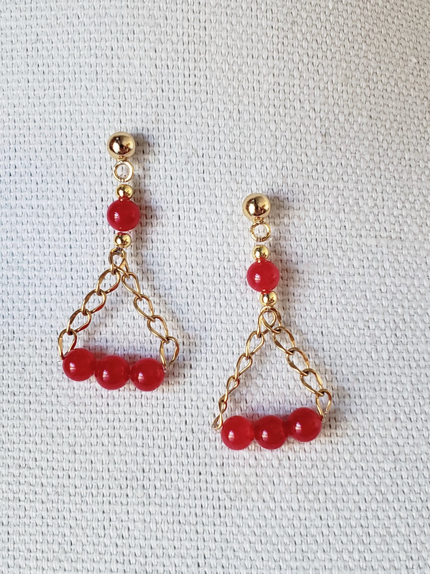 Moderno Collar y Aretes en Acero Quirúrgico Color oro con Delicadas Piedras en Cuarzo Rojo - K.Beloved LLC