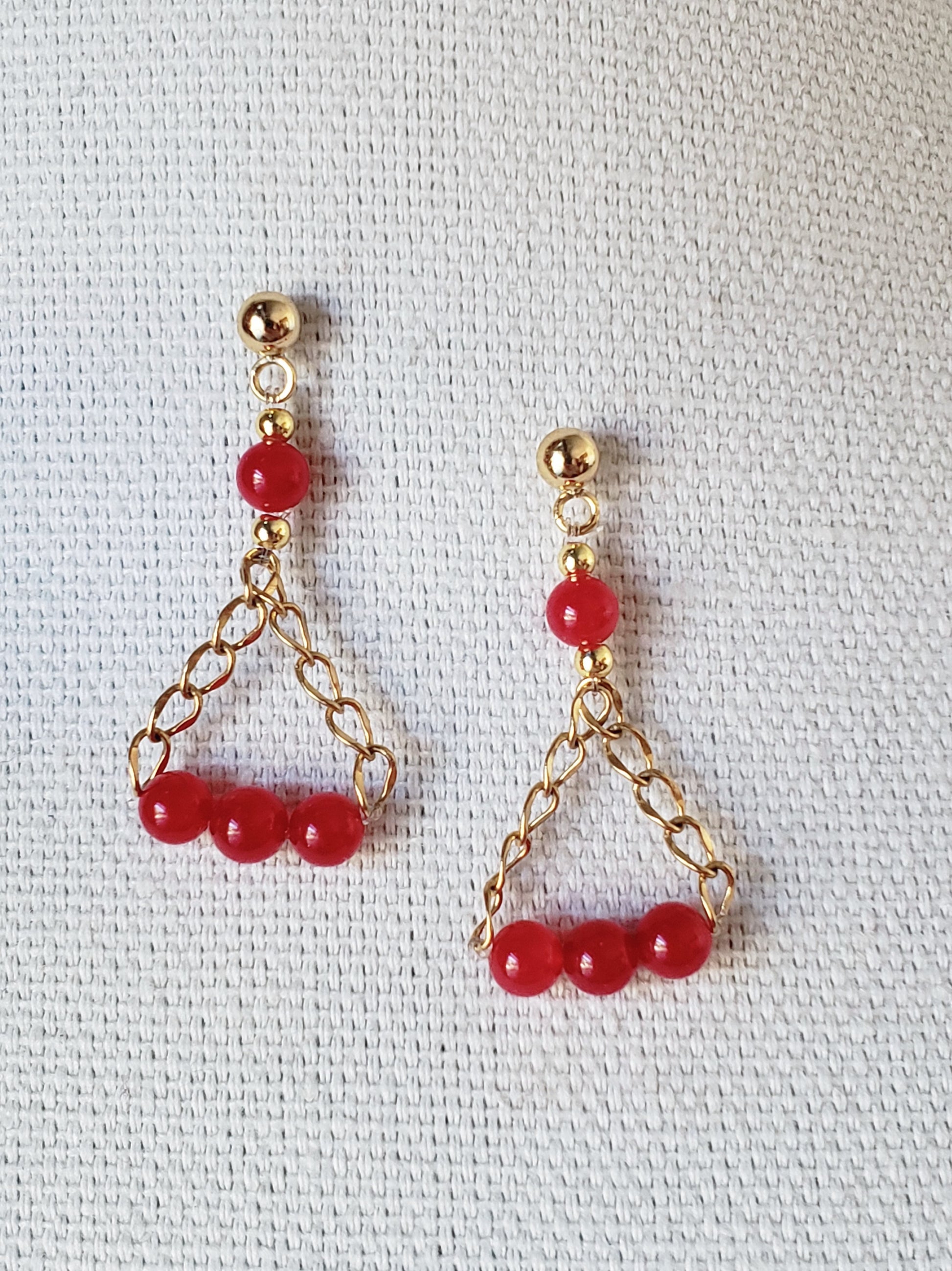 Moderno Collar y Aretes en Acero Quirúrgico Color oro con Delicadas Piedras en Cuarzo Rojo - K.Beloved LLC