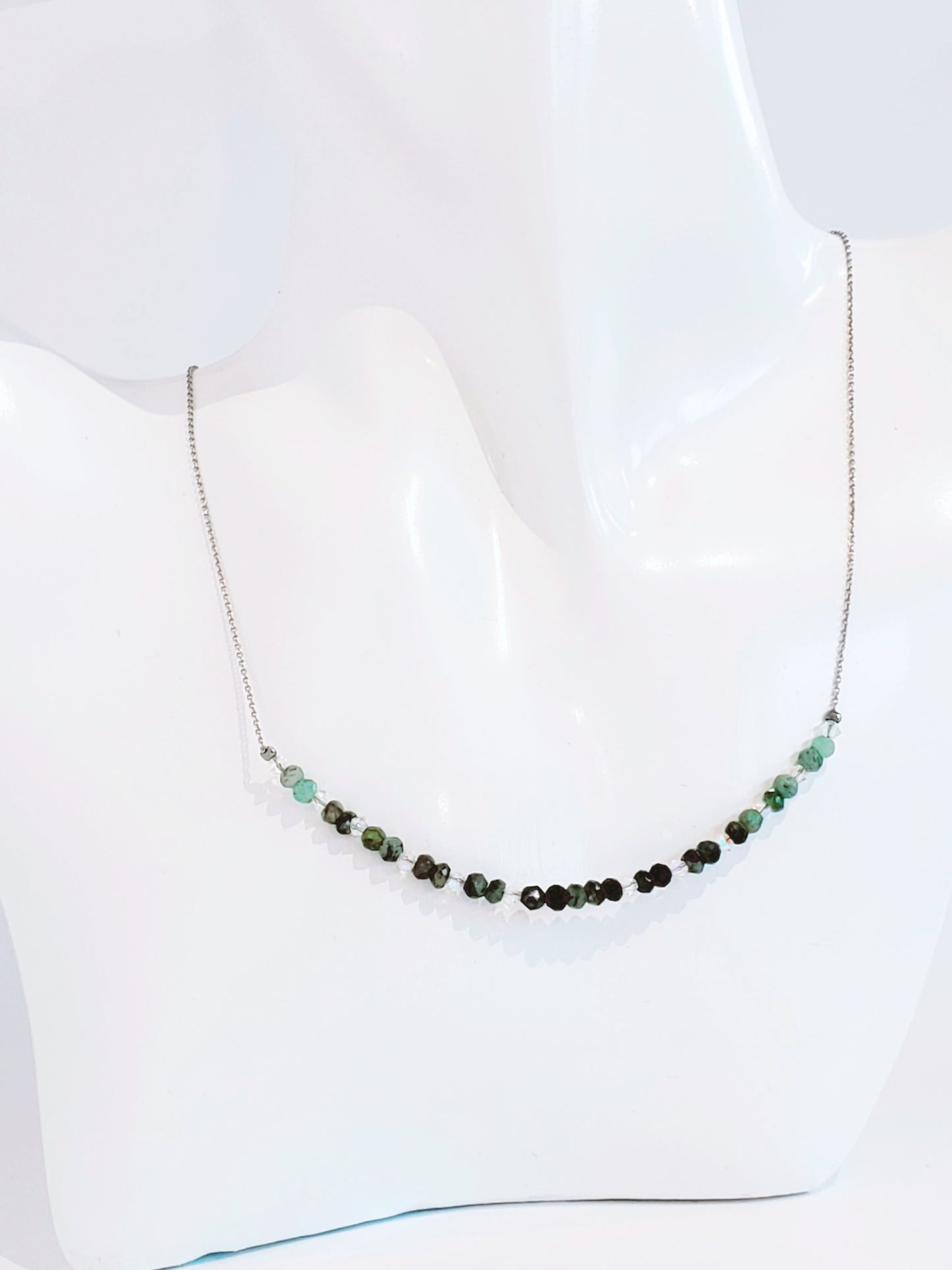 Delicada Cadena con Esmeralda y Cristal - K.Beloved LLC