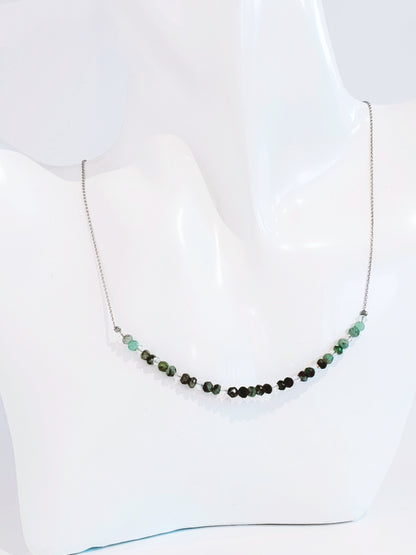 Delicada Cadena con Esmeralda y Cristal - K.Beloved LLC