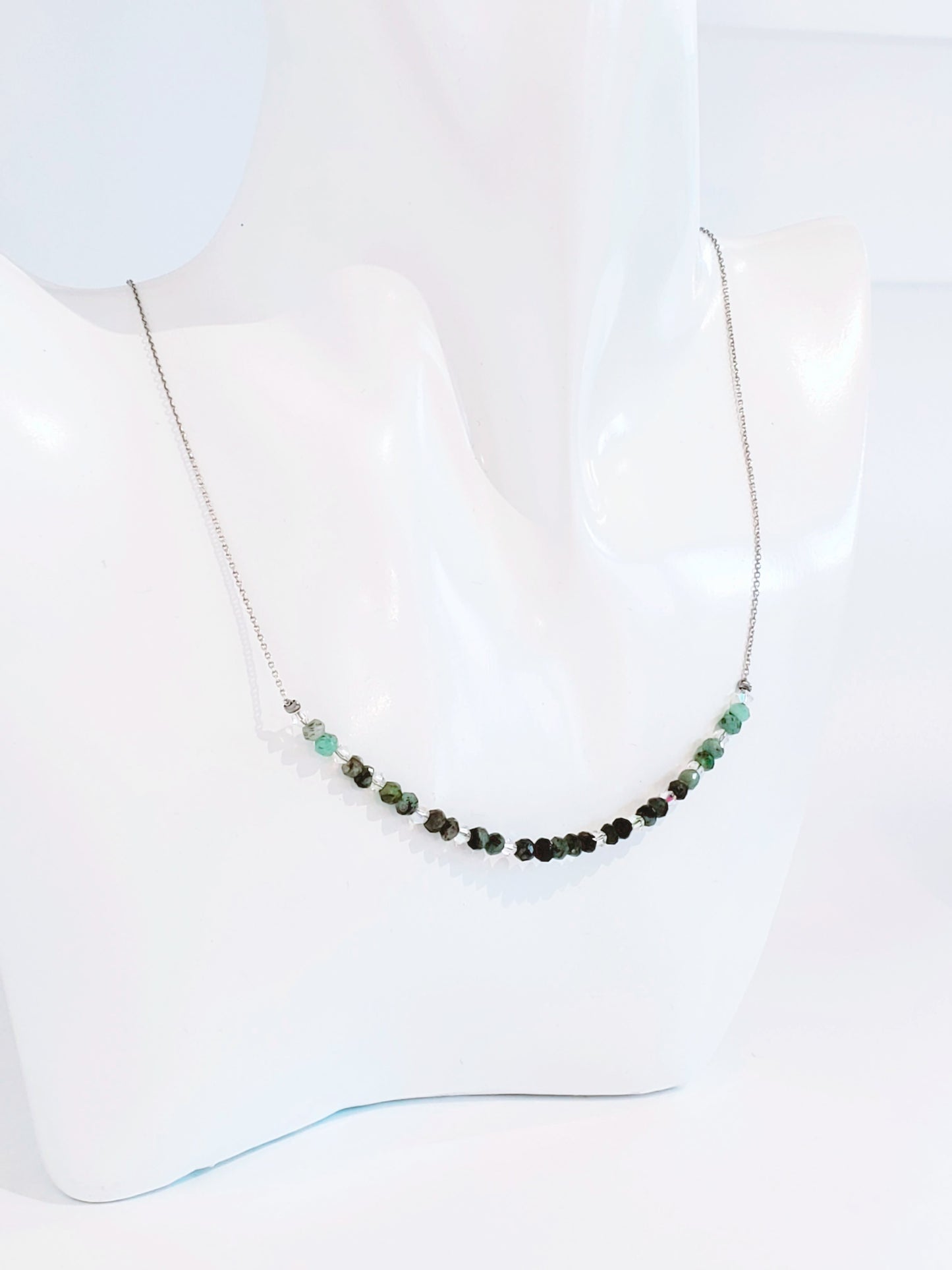 Delicada Cadena con Esmeralda y Cristal - K.Beloved LLC