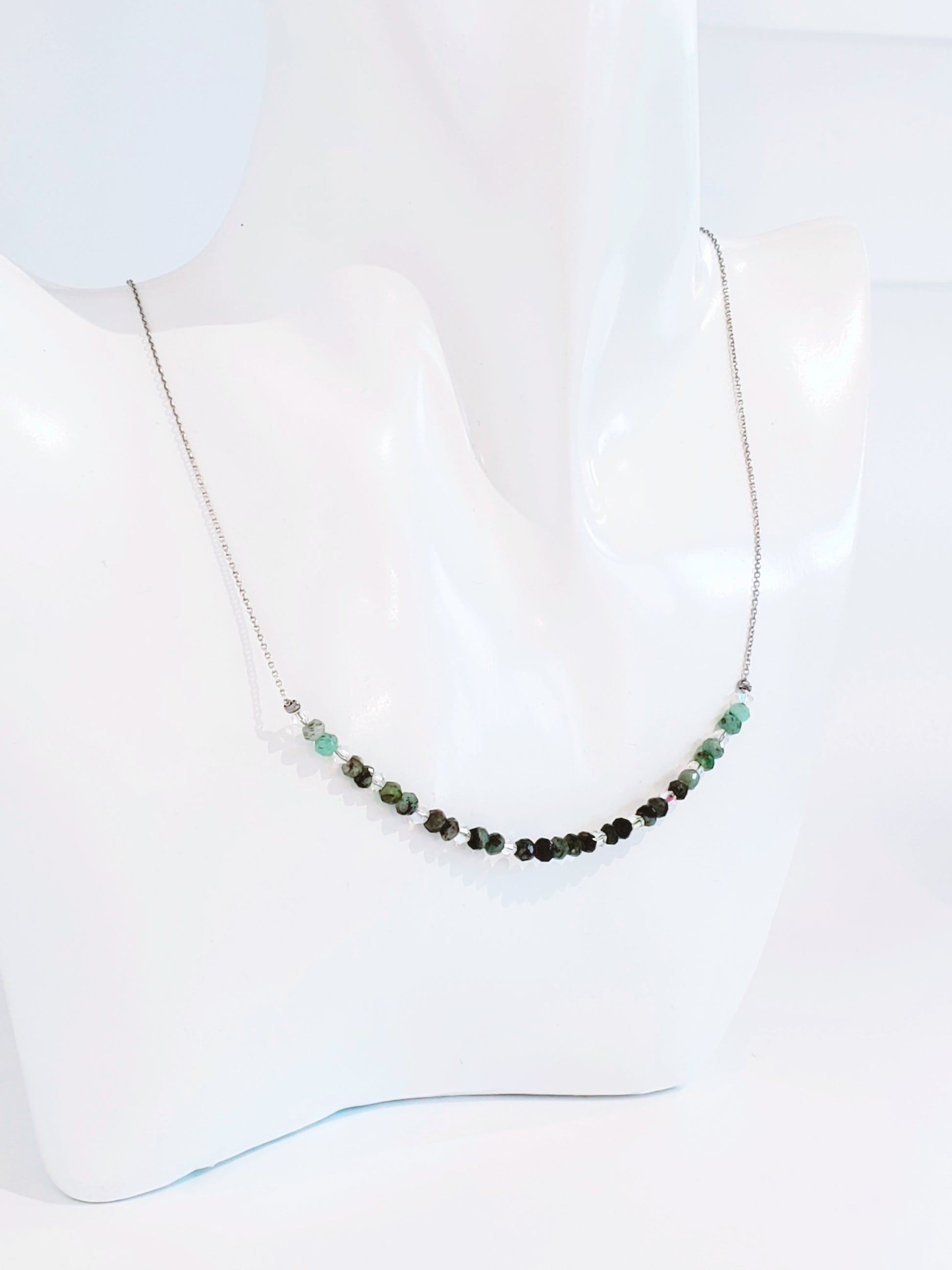 Delicada Cadena con Esmeralda y Cristal - K.Beloved LLC