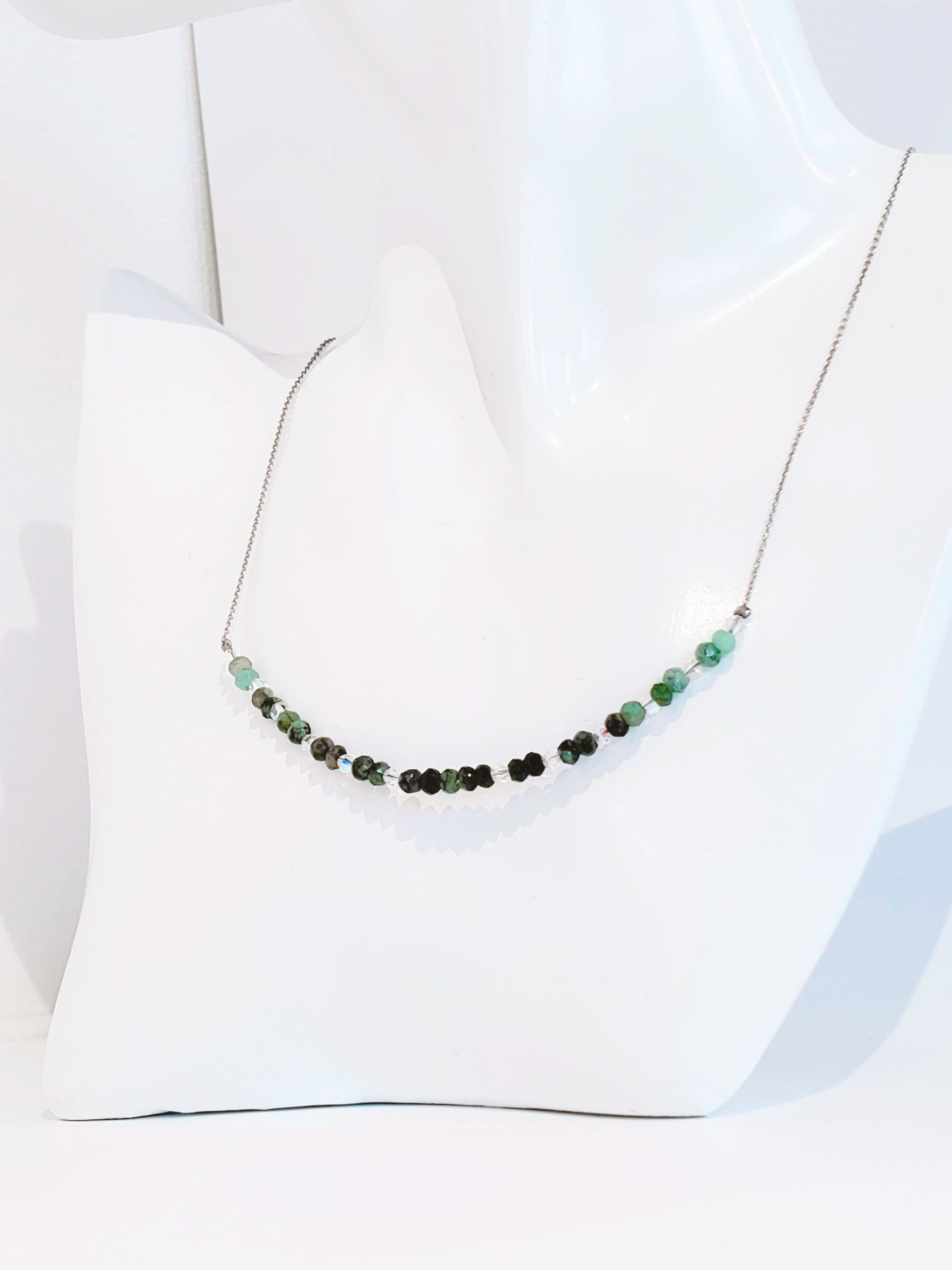 Delicada Cadena con Esmeralda y Cristal - K.Beloved LLC
