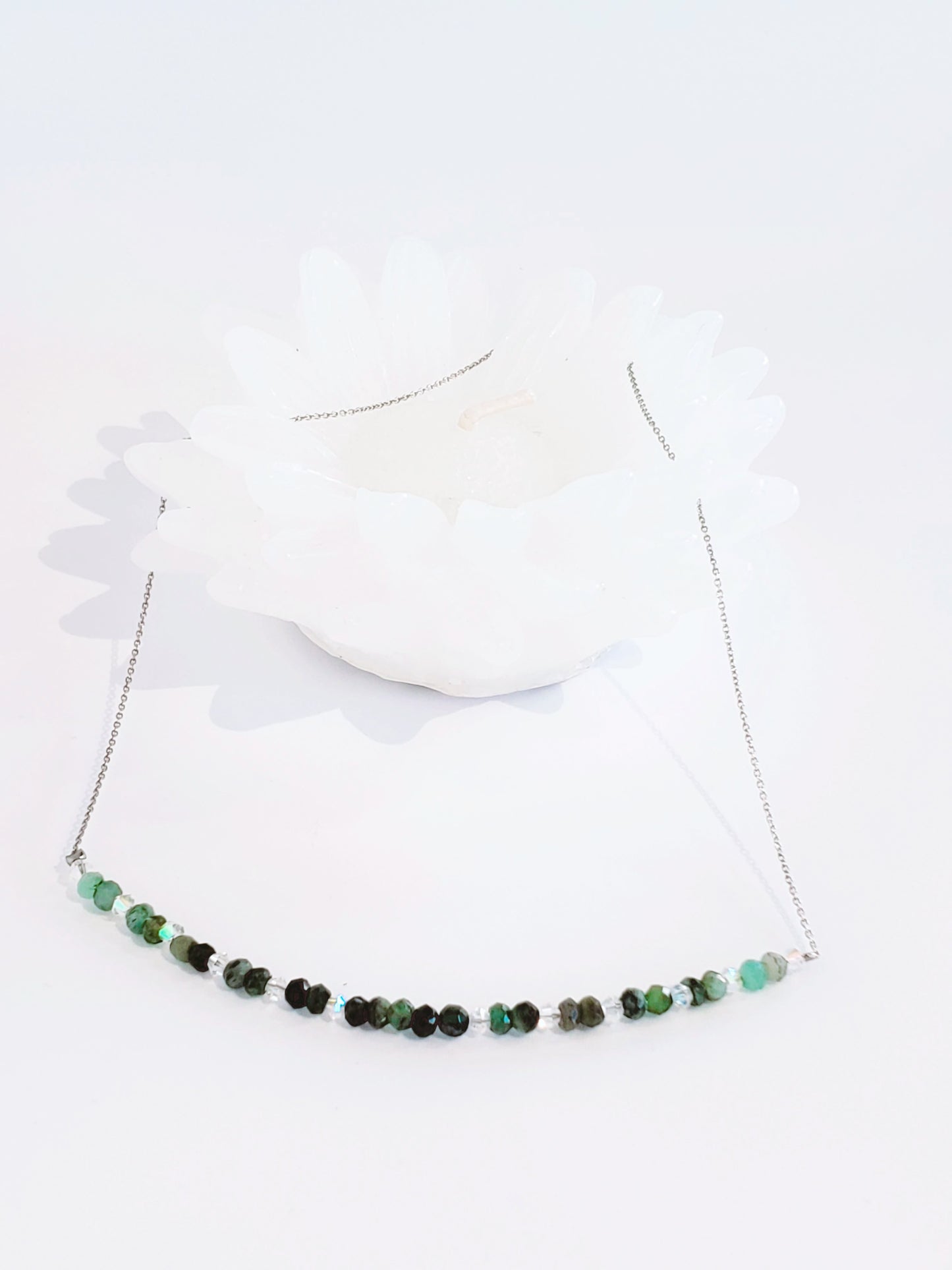 Delicada Cadena con Esmeralda y Cristal - K.Beloved LLC