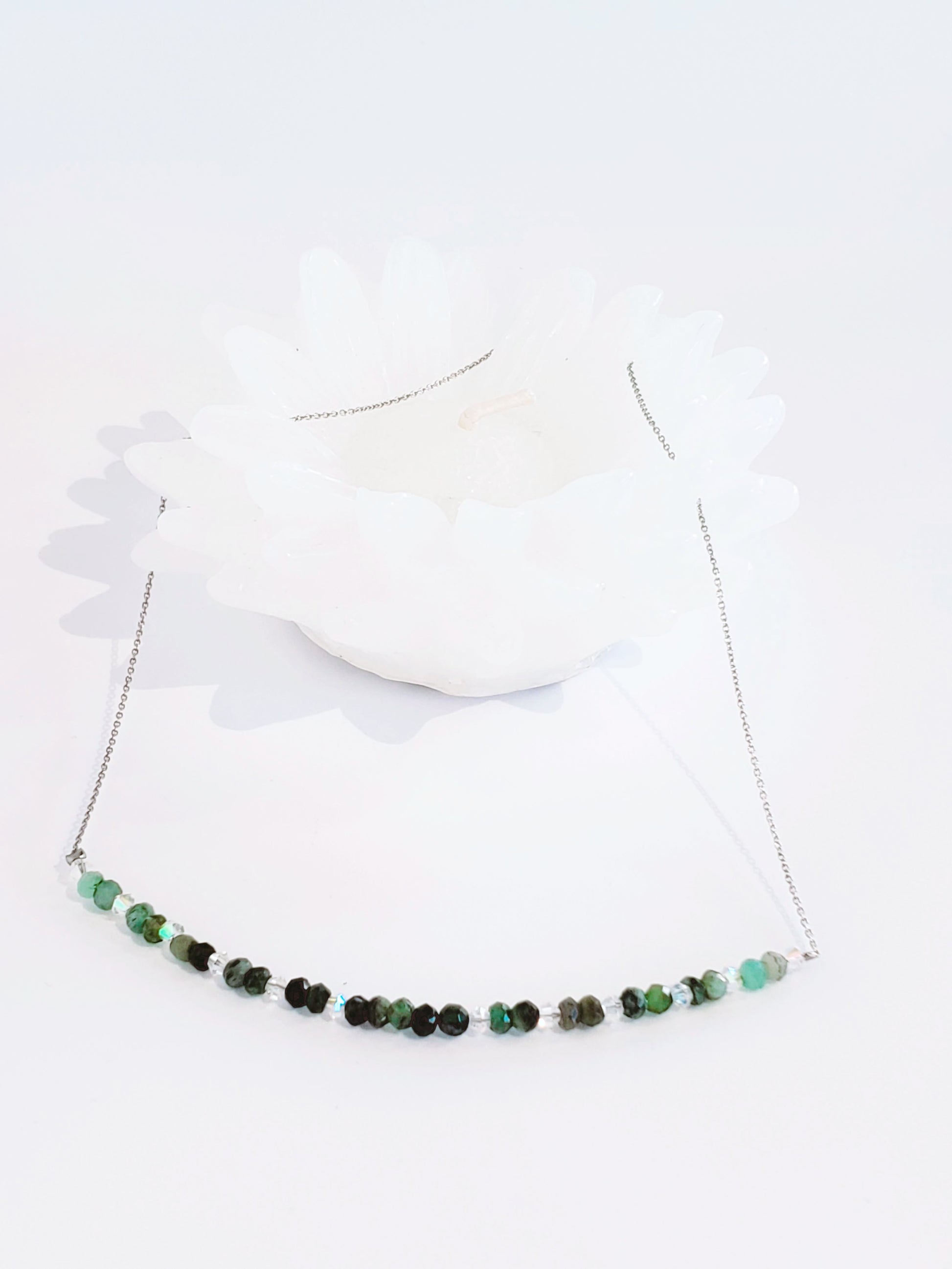 Delicada Cadena con Esmeralda y Cristal - K.Beloved LLC