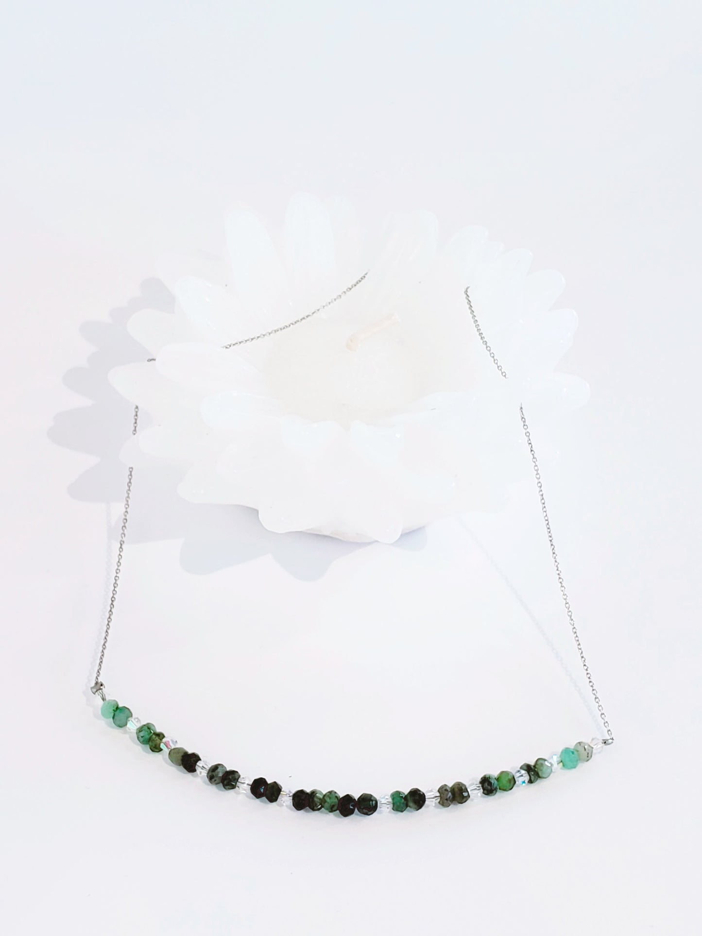 Delicada Cadena con Esmeralda y Cristal - K.Beloved LLC