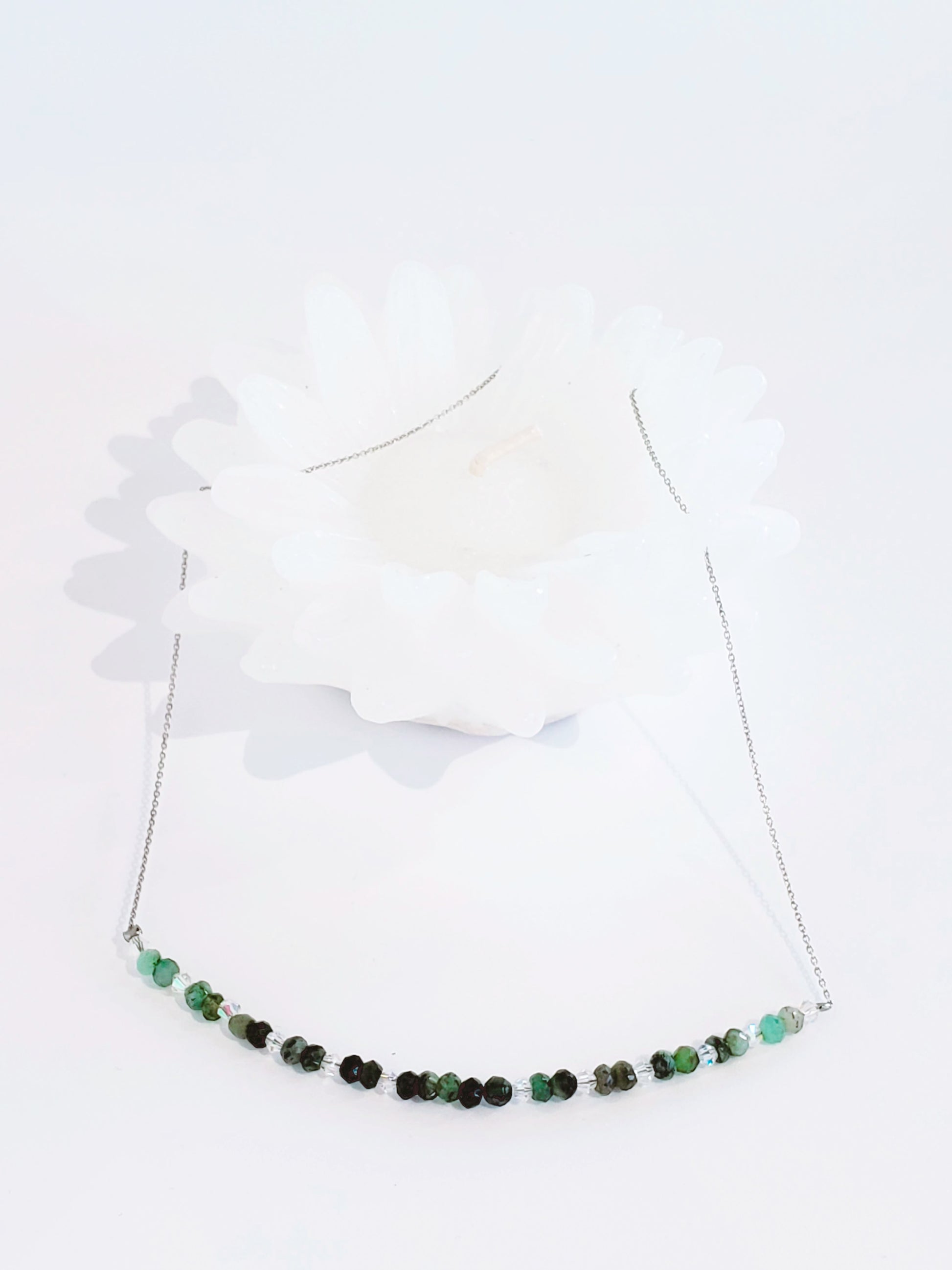 Delicada Cadena con Esmeralda y Cristal - K.Beloved LLC