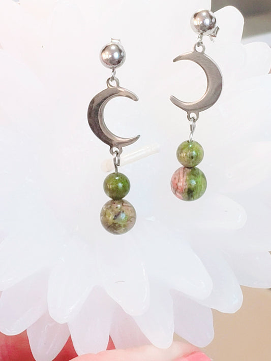 Aretes con media luna y piedras de Unakita color Verde y Coral