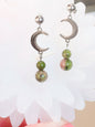 Aretes con media luna y piedras de Unakita color Verde y Coral - K.Beloved LLC