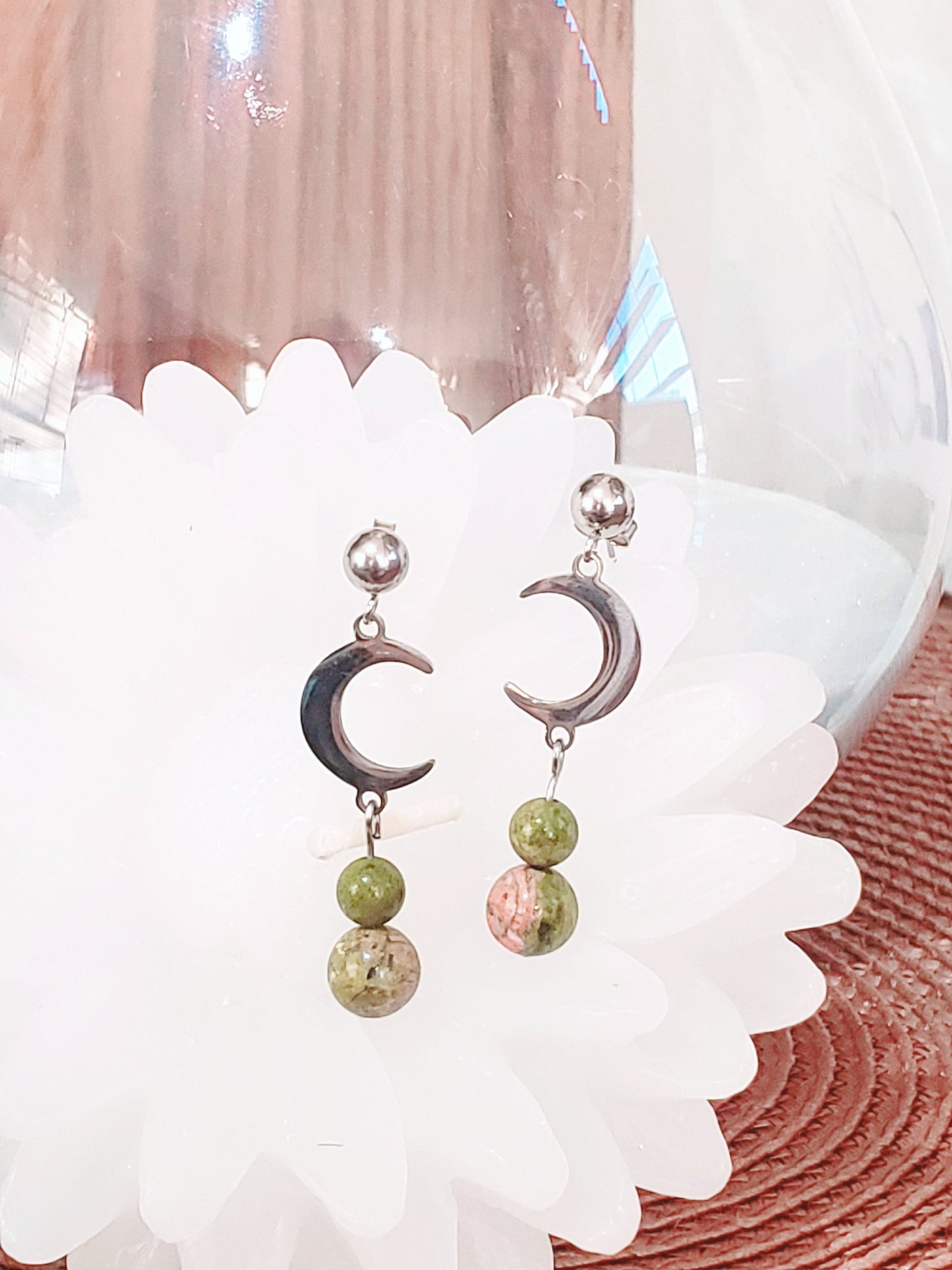 Aretes con media luna y piedras de Unakita color Verde y Coral