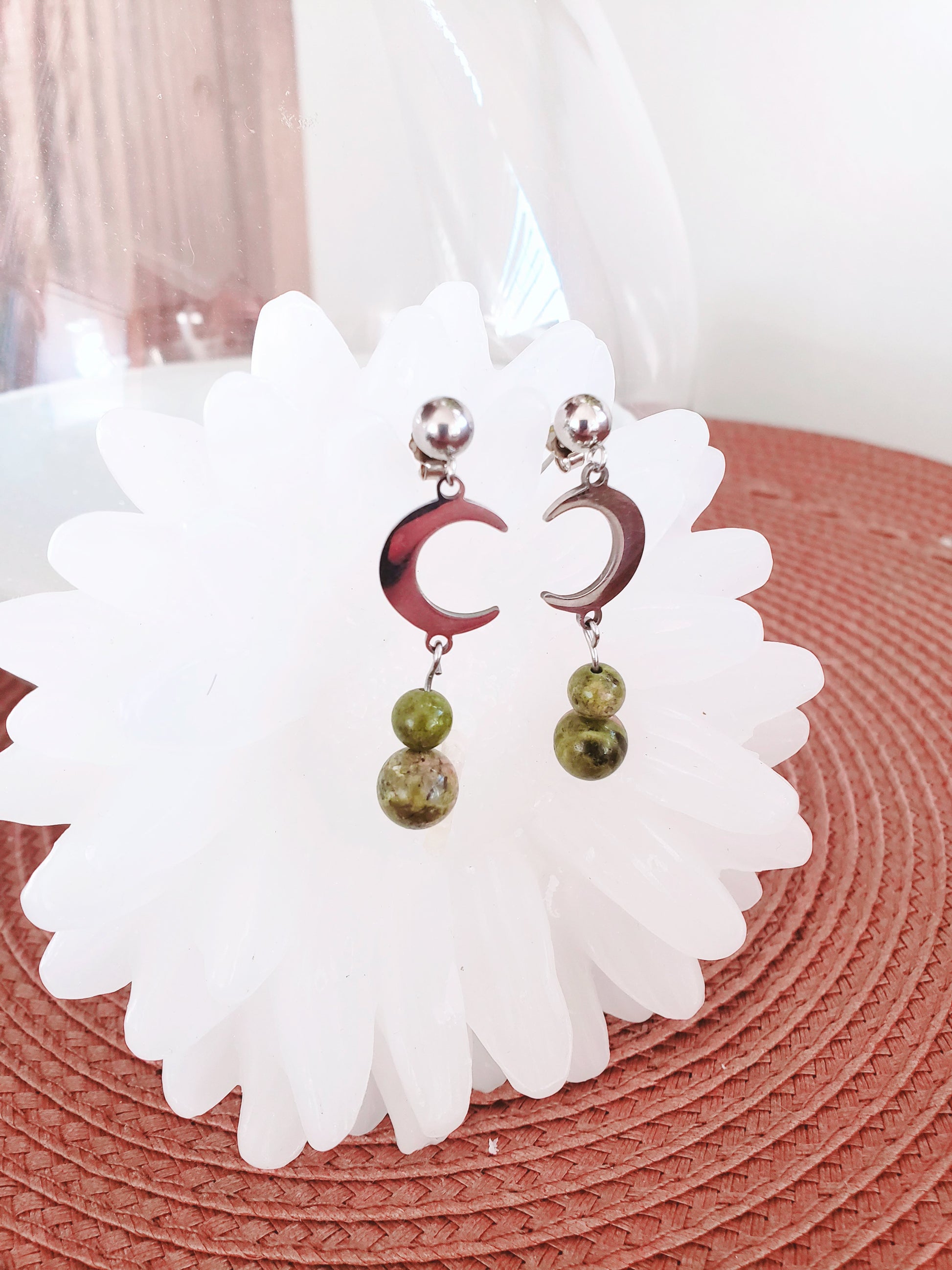 Aretes con media luna y piedras de Unakita color Verde y Coral - K.Beloved LLC