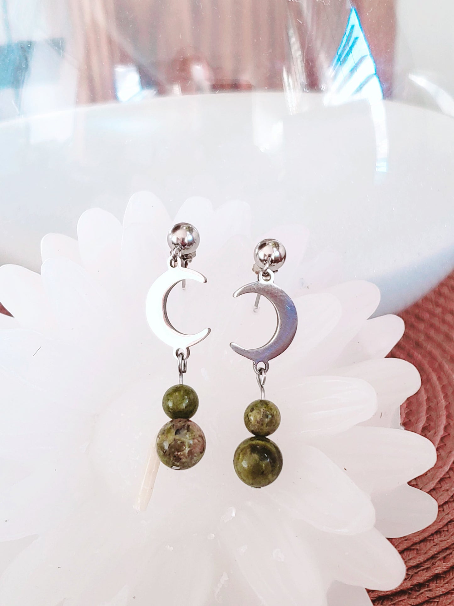 Aretes con media luna y piedras de Unakita color Verde y Coral