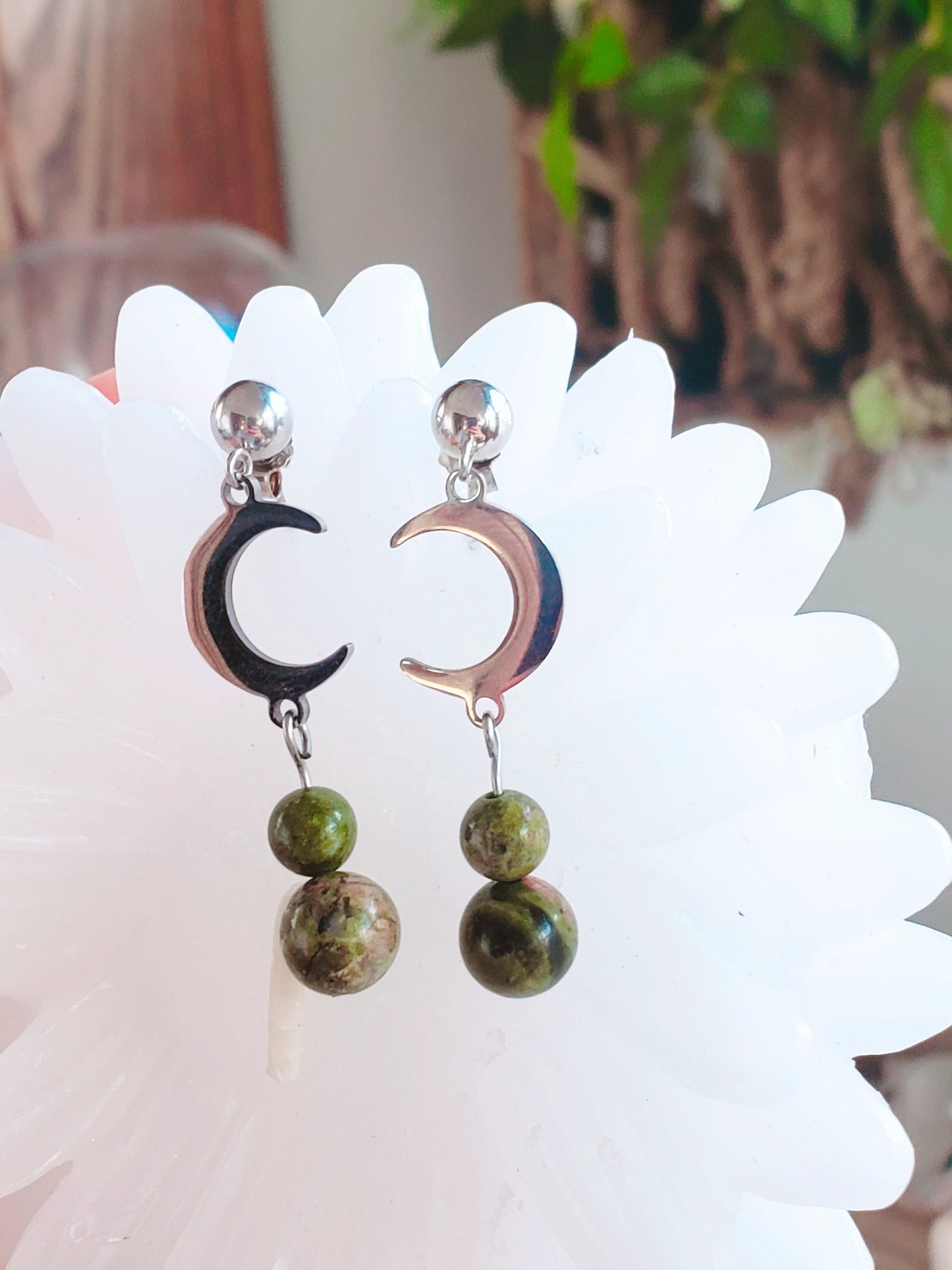 Aretes con media luna y piedras de Unakita color Verde y Coral