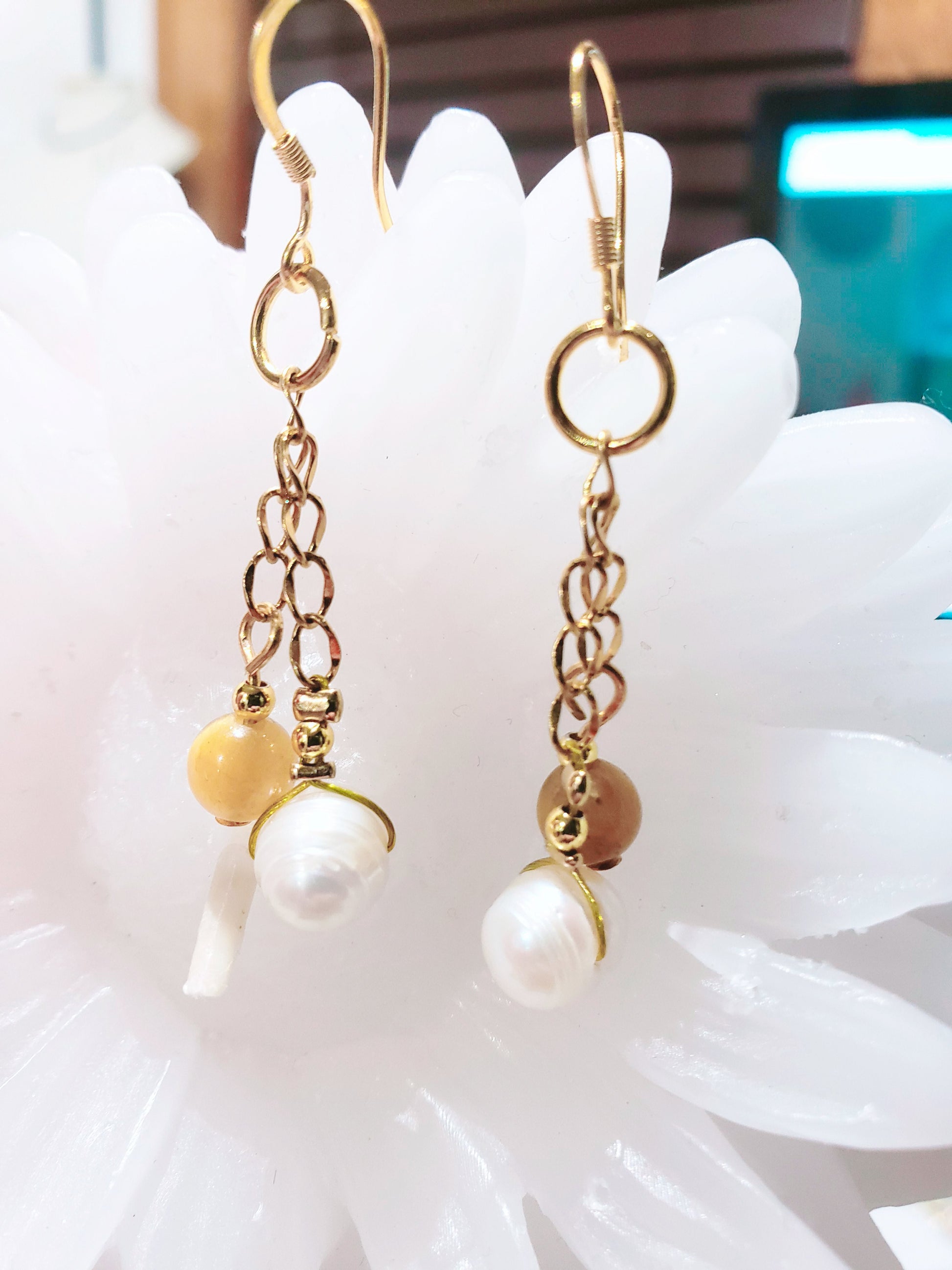 Delicado y Moderno Collar de Perlas de Agua Dulce Con un Toque de Cuarzo en combinación con unos Aretes Largos - K.Beloved LLC