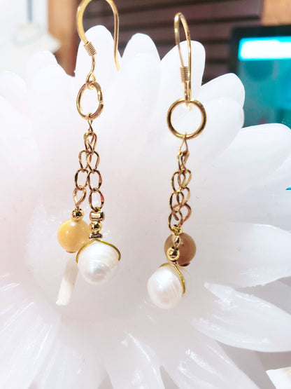 Delicado y Moderno Collar de Perlas de Agua Dulce Con un Toque de Cuarzo en combinación con unos Aretes Largos - K.Beloved LLC