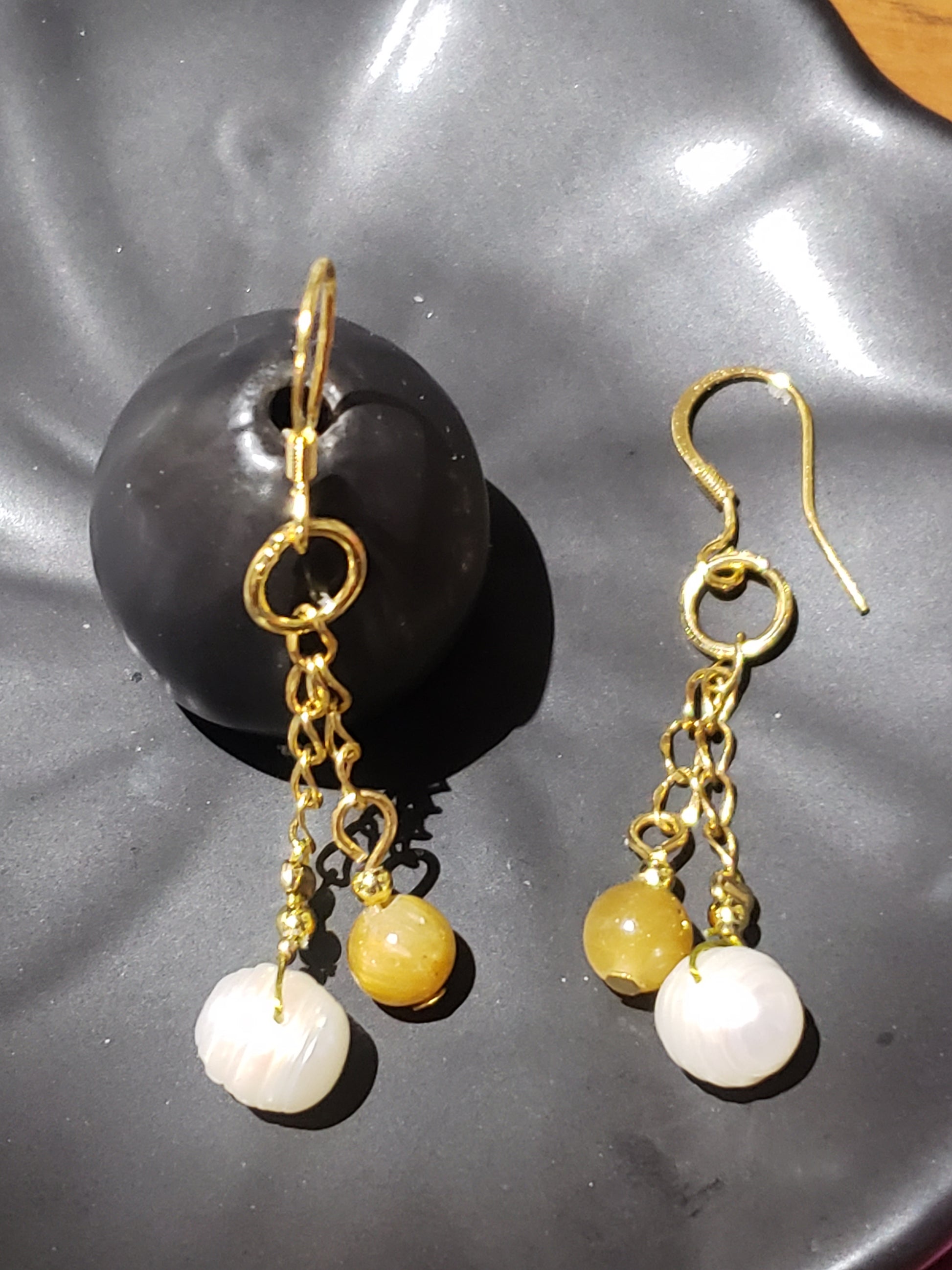 Delicado y Moderno Collar de Perlas de Agua Dulce Con un Toque de Cuarzo en combinación con unos Aretes Largos - K.Beloved LLC