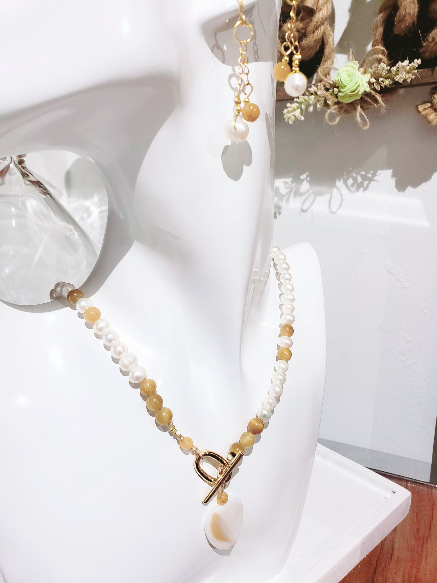 Delicado y Moderno Collar de Perlas de Agua Dulce Con un Toque de Cuarzo en combinación con unos Aretes Largos