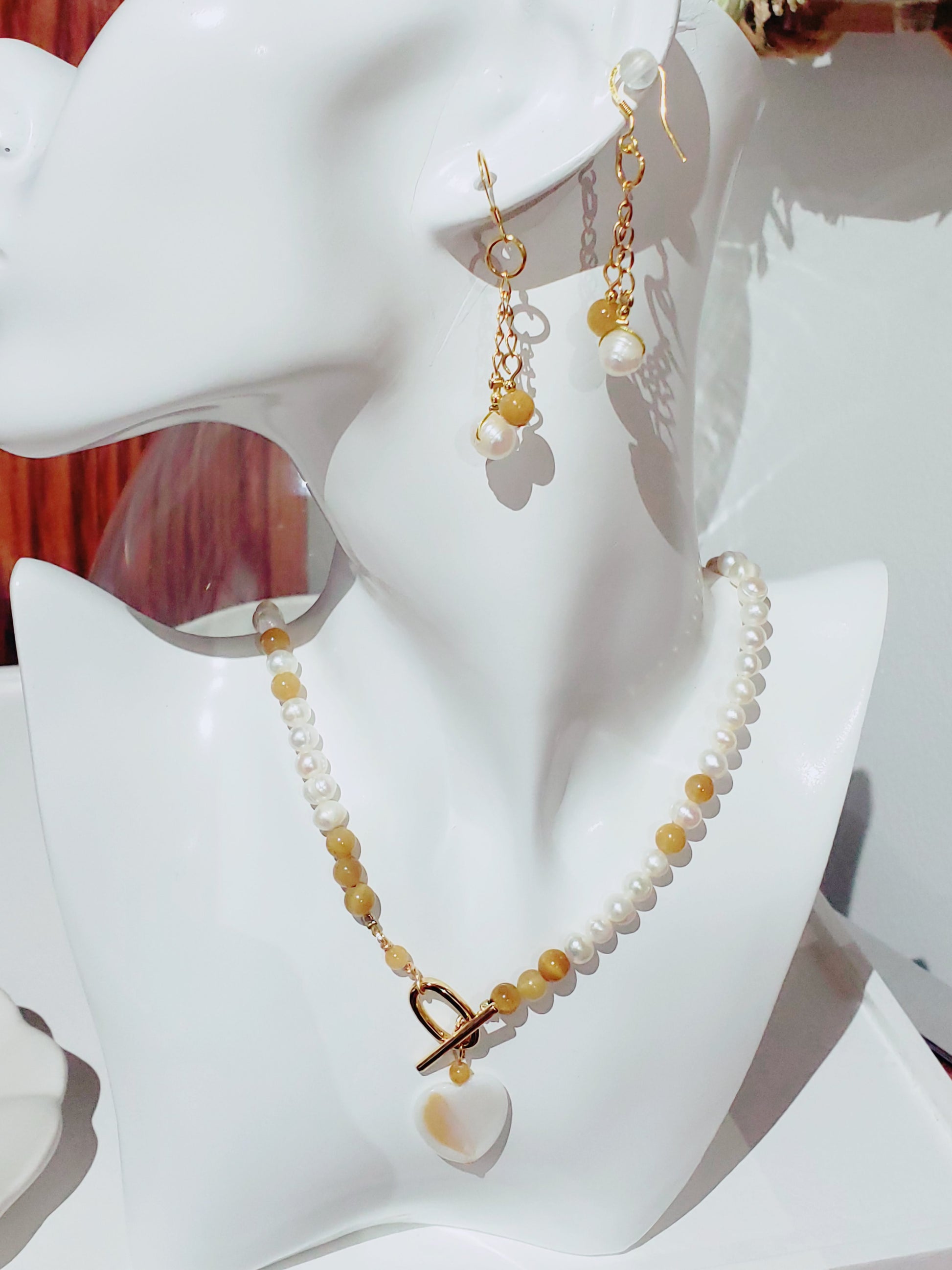 Delicado y Moderno Collar de Perlas de Agua Dulce Con un Toque de Cuarzo en combinación con unos Aretes Largos - K.Beloved LLC