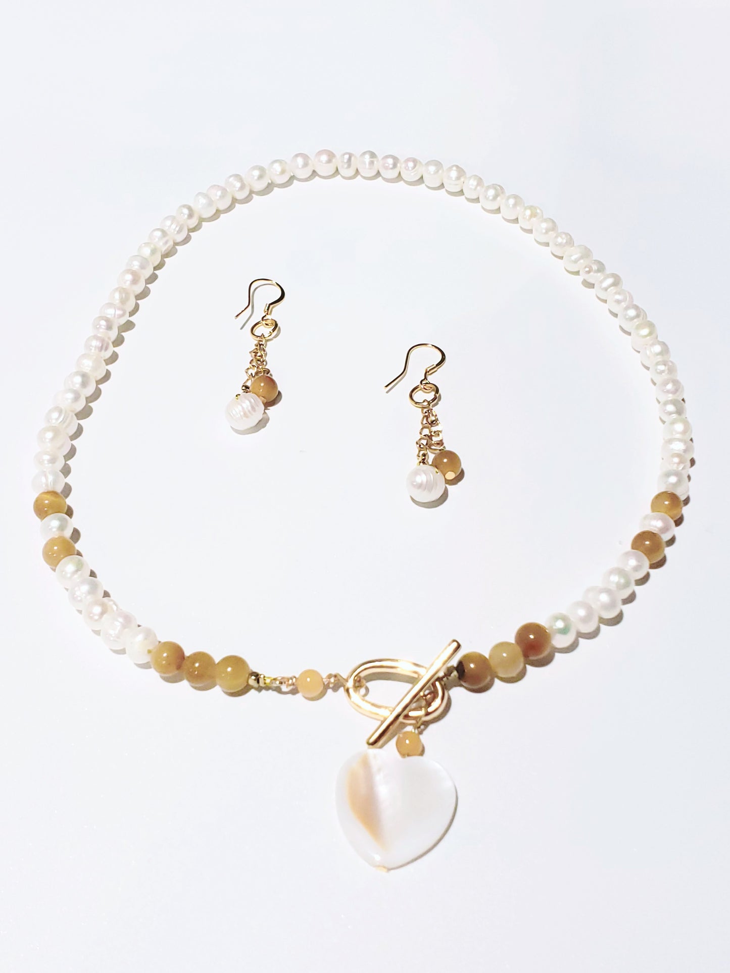 Delicado y Moderno Collar de Perlas de Agua Dulce Con un Toque de Cuarzo en combinación con unos Aretes Largos