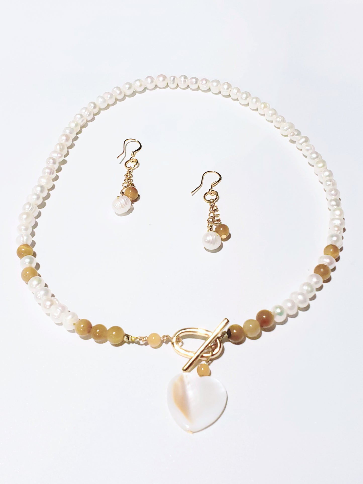 Delicado y Moderno Collar de Perlas de Agua Dulce Con un Toque de Cuarzo en combinación con unos Aretes Largos - K.Beloved LLC