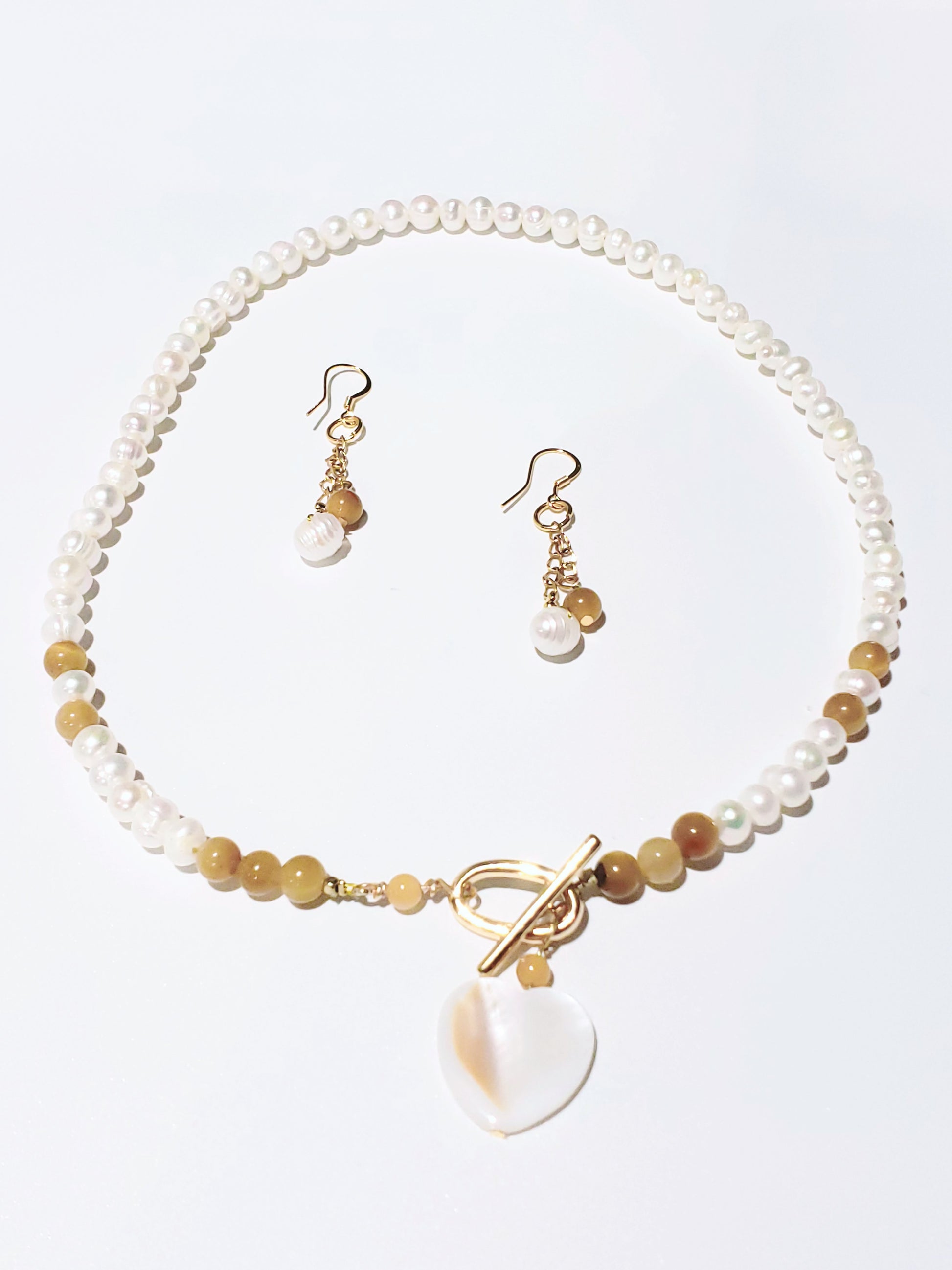 Delicado y Moderno Collar de Perlas de Agua Dulce Con un Toque de Cuarzo en combinación con unos Aretes Largos - K.Beloved LLC