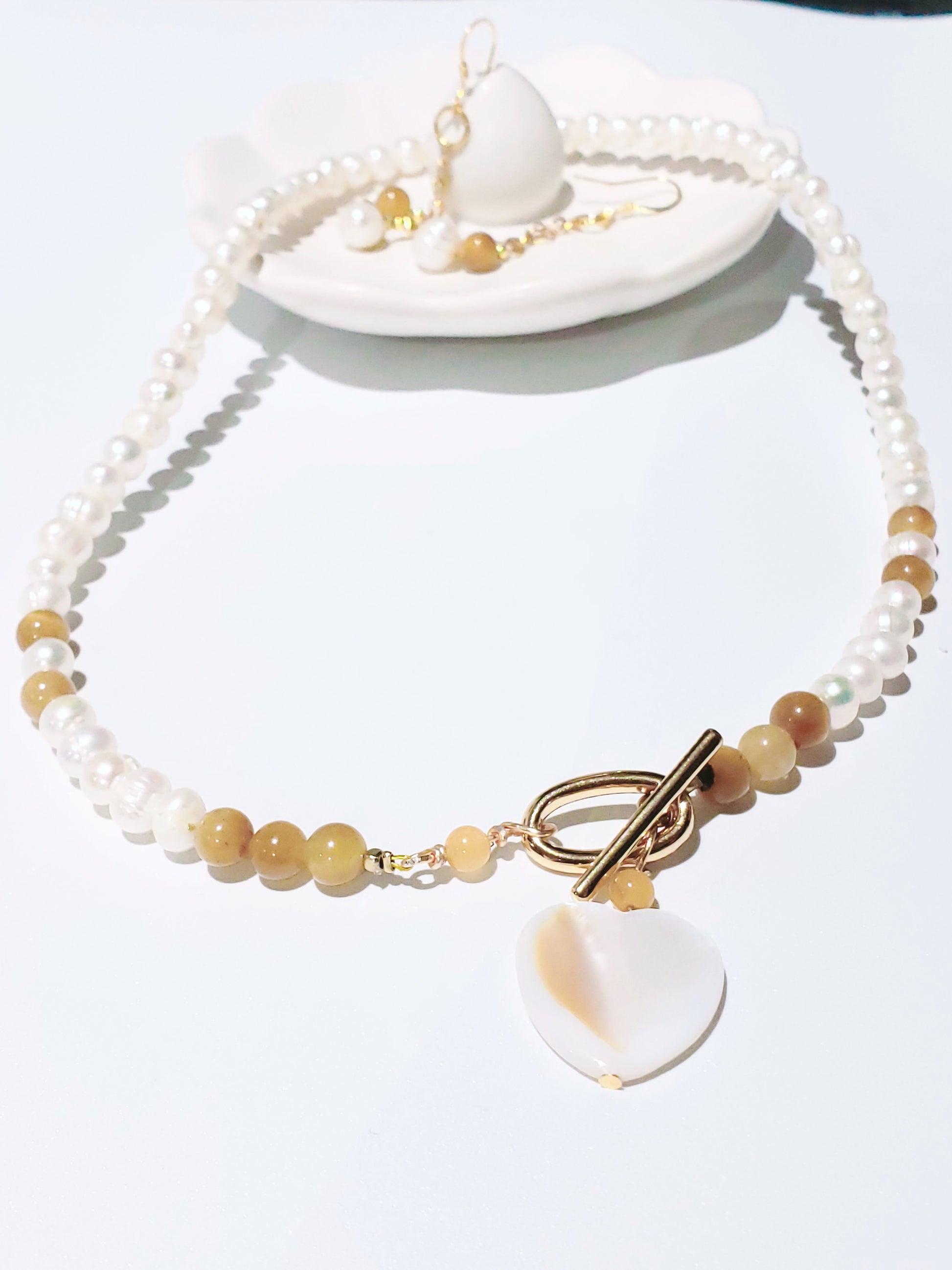 Delicado y Moderno Collar de Perlas de Agua Dulce Con un Toque de Cuarzo en combinación con unos Aretes Largos - K.Beloved LLC