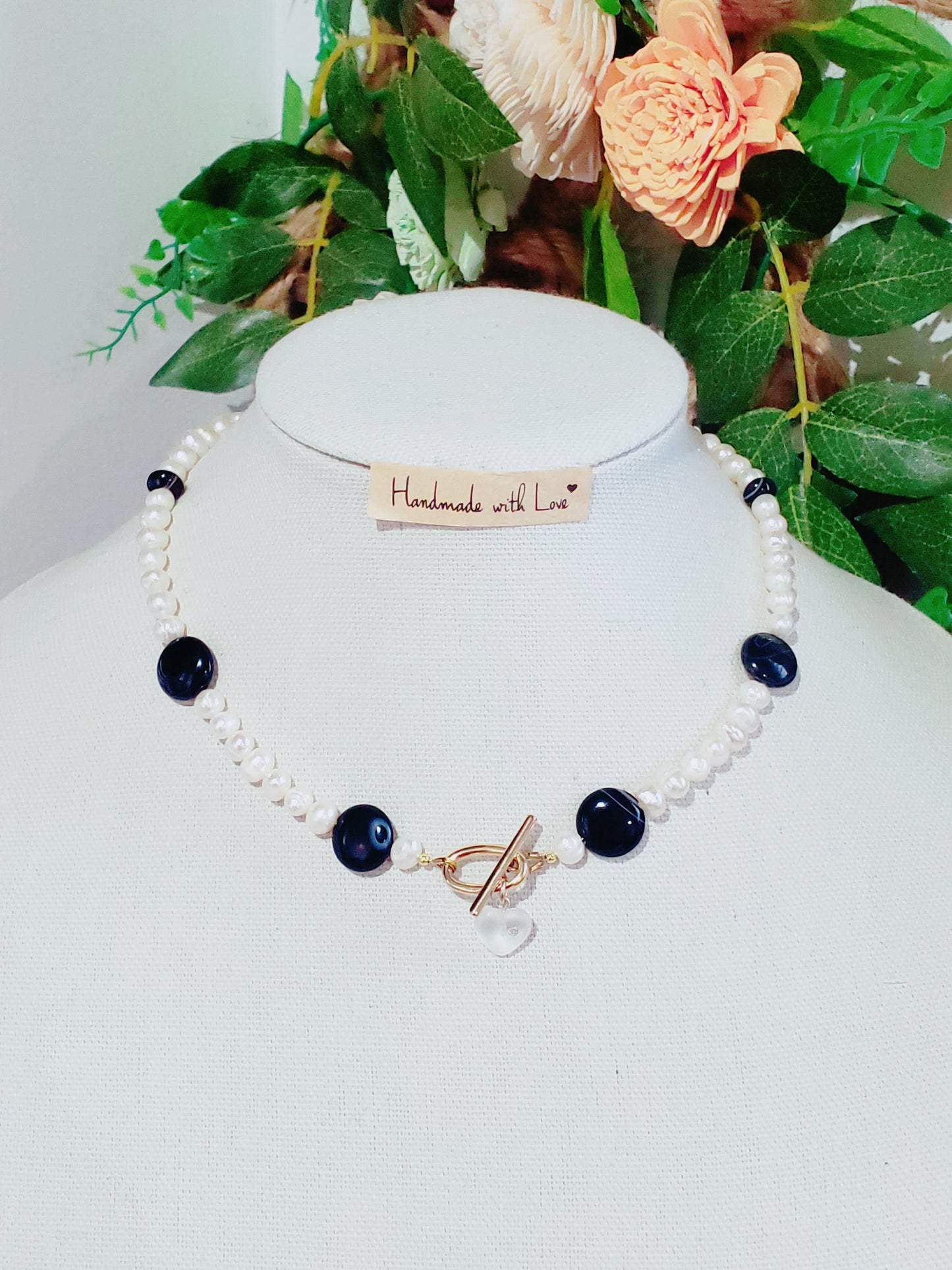 Este conjunto de collar y aretes de Perla Cultivada de Agua Dulce es la obra maestra perfecta para tu colección