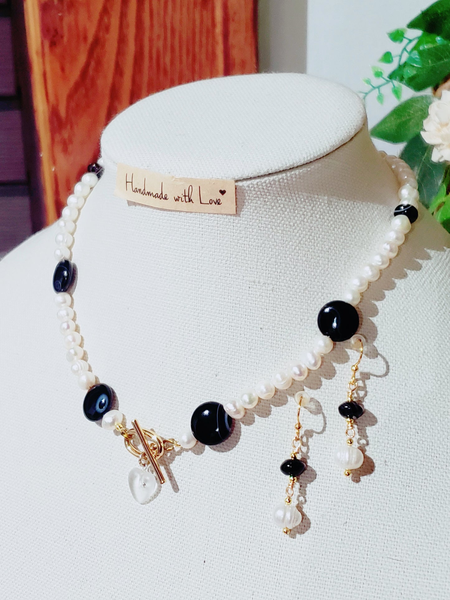 Este conjunto de collar y aretes de Perla Cultivada de Agua Dulce es la obra maestra perfecta para tu colección
