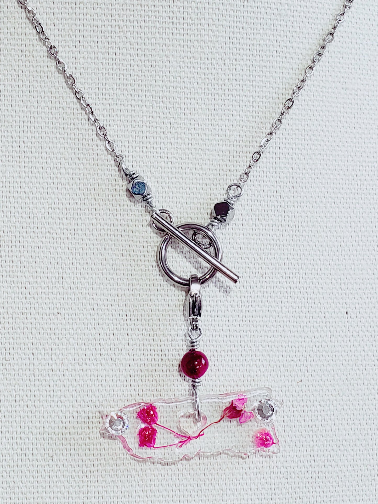 Dos estilo en Un mismo Collar, Collar en Acero Inoxidable con Dije con Mapa De P.R. en Resina con Flores secas  y otro dije en Resina con Flor seca color rosa - K.Beloved LLC