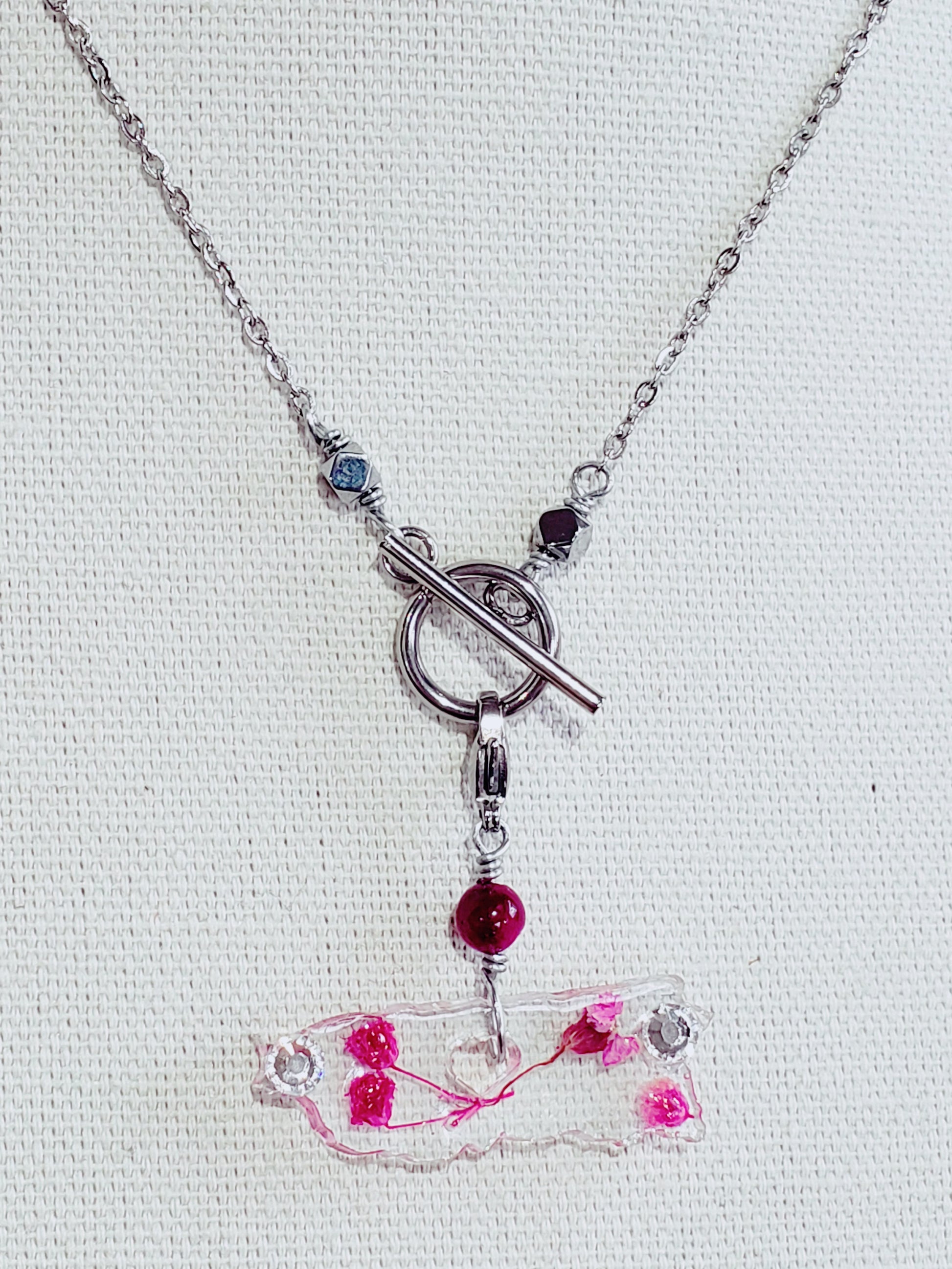 Dos estilo en Un mismo Collar, Collar en Acero Inoxidable con Dije con Mapa De P.R. en Resina con Flores secas  y otro dije en Resina con Flor seca color rosa - K.Beloved LLC