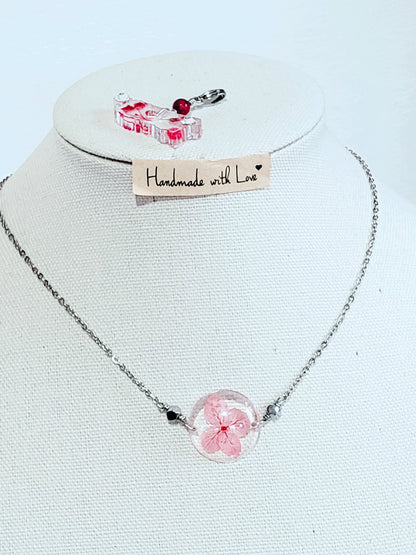 Dos estilo en Un mismo Collar, Collar en Acero Inoxidable con Dije con Mapa De P.R. en Resina con Flores secas  y otro dije en Resina con Flor seca color rosa - K.Beloved LLC