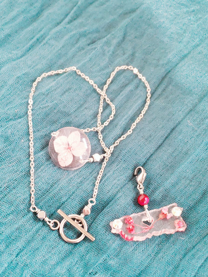 Dos estilo en Un mismo Collar, Collar en Acero Inoxidable con Dije con Mapa De P.R. en Resina con Flores secas  y otro dije en Resina con Flor seca color rosa - K.Beloved LLC