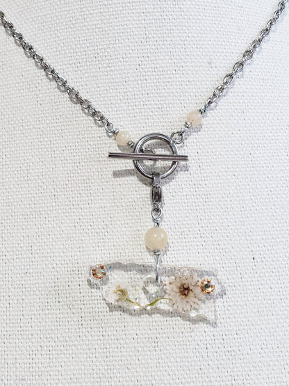 Dos estilo en Un mismo Collar, Collar en Acero Inoxidable con Dije del Mapa De P.R. en Resina Trasparente con Flores secas  y otro dije en Resina con Flor de Diente de león real - K.Beloved LLC