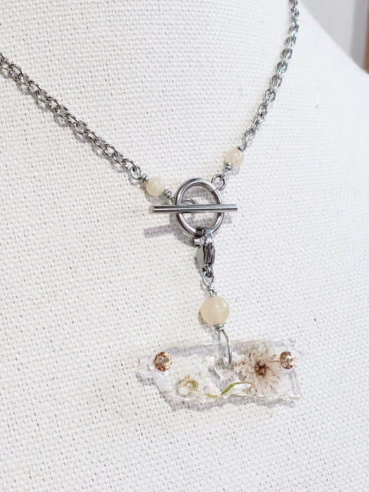 Dos estilo en Un mismo Collar, Collar en Acero Inoxidable con Dije del Mapa De P.R. en Resina Trasparente con Flores secas  y otro dije en Resina con Flor de Diente de león real - K.Beloved LLC