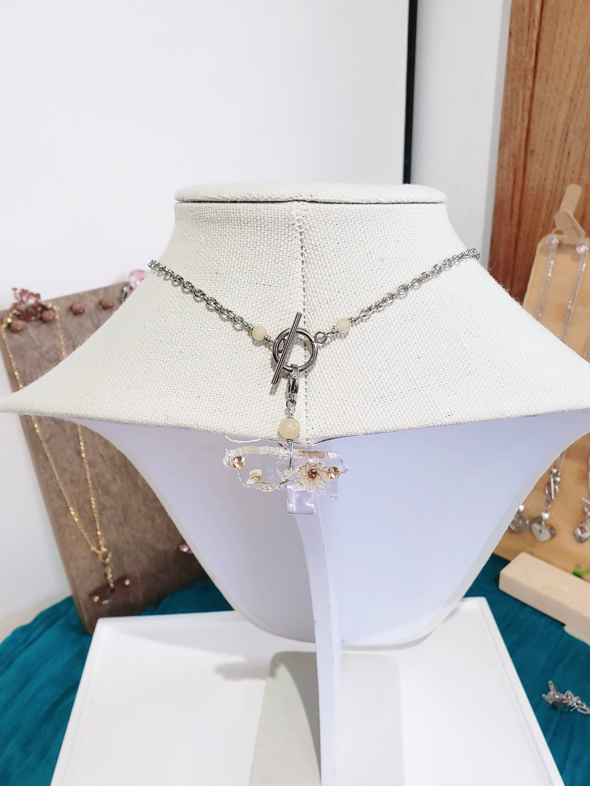Dos estilo en Un mismo Collar, Collar en Acero Inoxidable con Dije del Mapa De P.R. en Resina Trasparente con Flores secas  y otro dije en Resina con Flor de Diente de león real - K.Beloved LLC