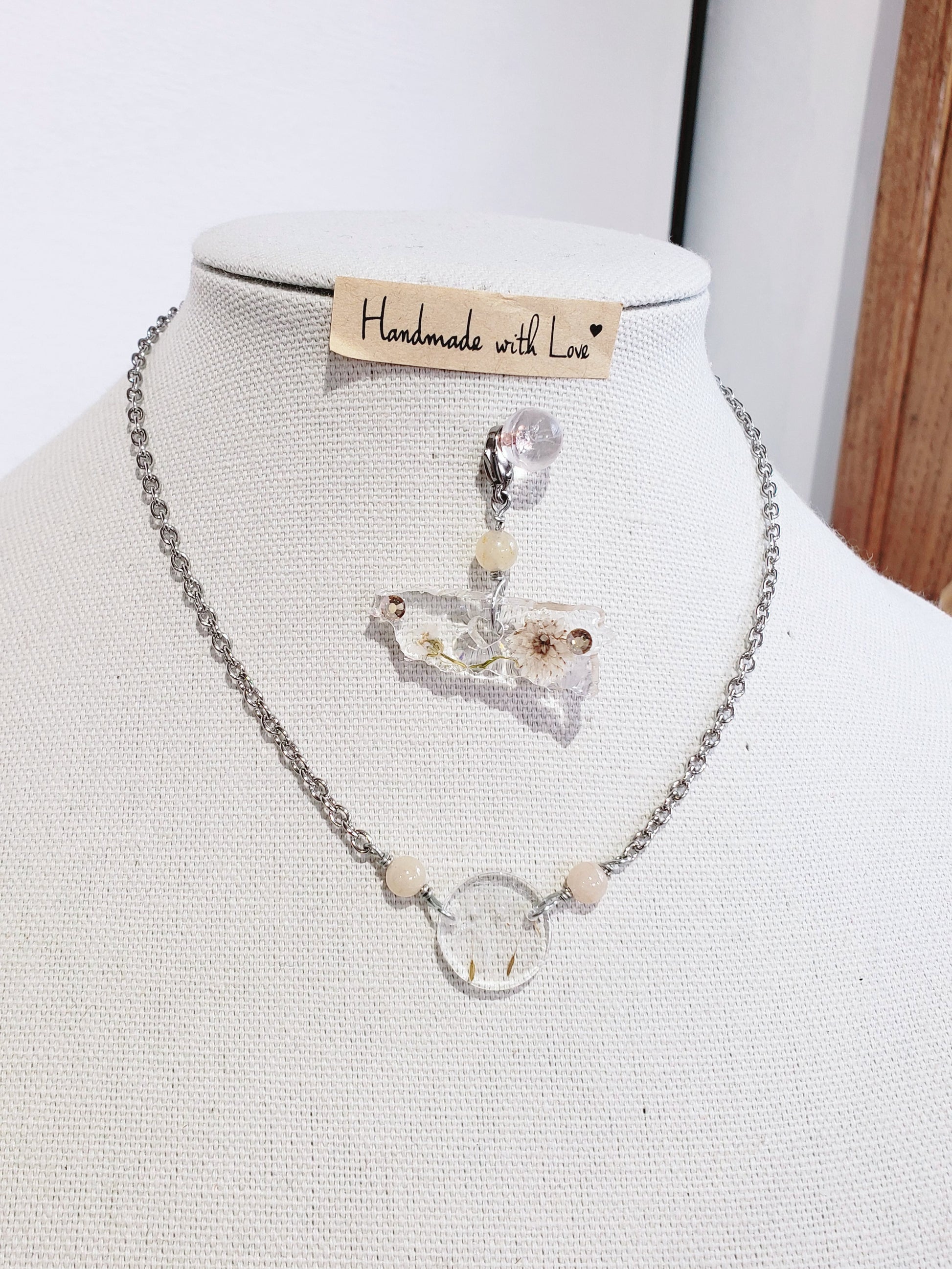 Dos estilo en Un mismo Collar, Collar en Acero Inoxidable con Dije del Mapa De P.R. en Resina Trasparente con Flores secas  y otro dije en Resina con Flor de Diente de león real - K.Beloved LLC