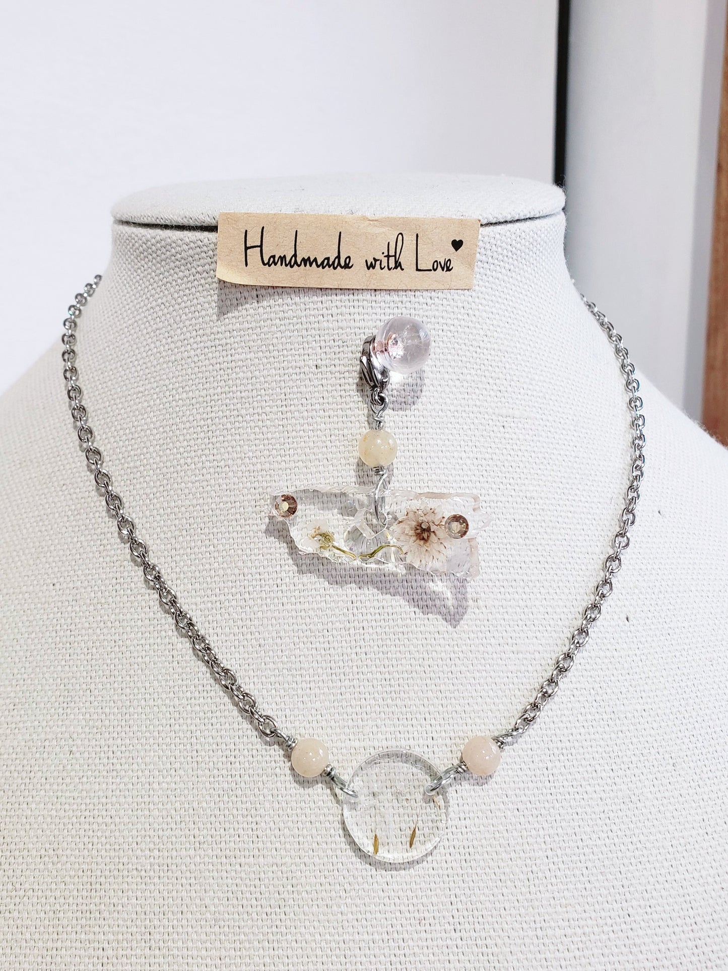 Dos estilo en Un mismo Collar, Collar en Acero Inoxidable con Dije del Mapa De P.R. en Resina Trasparente con Flores secas  y otro dije en Resina con Flor de Diente de león real - K.Beloved LLC