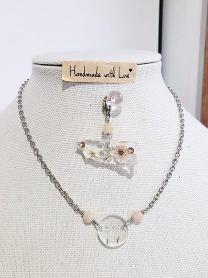 Dos estilo en Un mismo Collar, Collar en Acero Inoxidable con Dije del Mapa De P.R. en Resina Trasparente con Flores secas  y otro dije en Resina con Flor de Diente de león real - K.Beloved LLC
