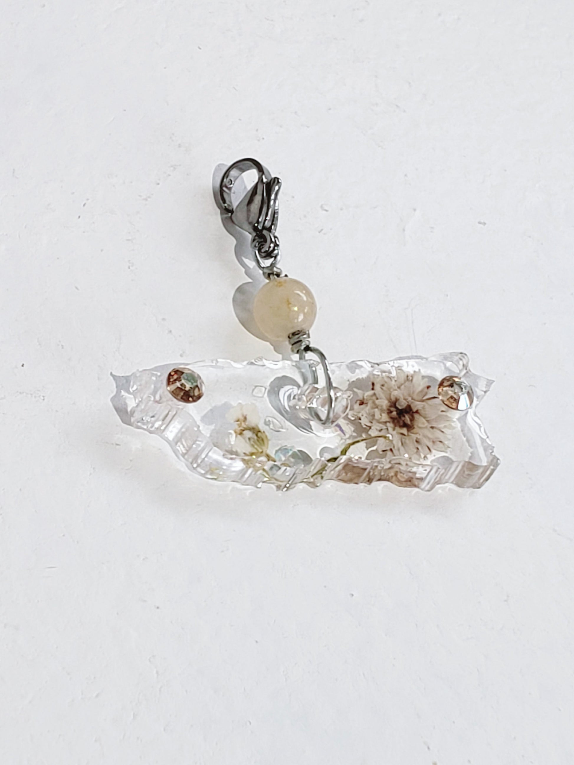 Dos estilo en Un mismo Collar, Collar en Acero Inoxidable con Dije del Mapa De P.R. en Resina Trasparente con Flores secas  y otro dije en Resina con Flor de Diente de león real - K.Beloved LLC
