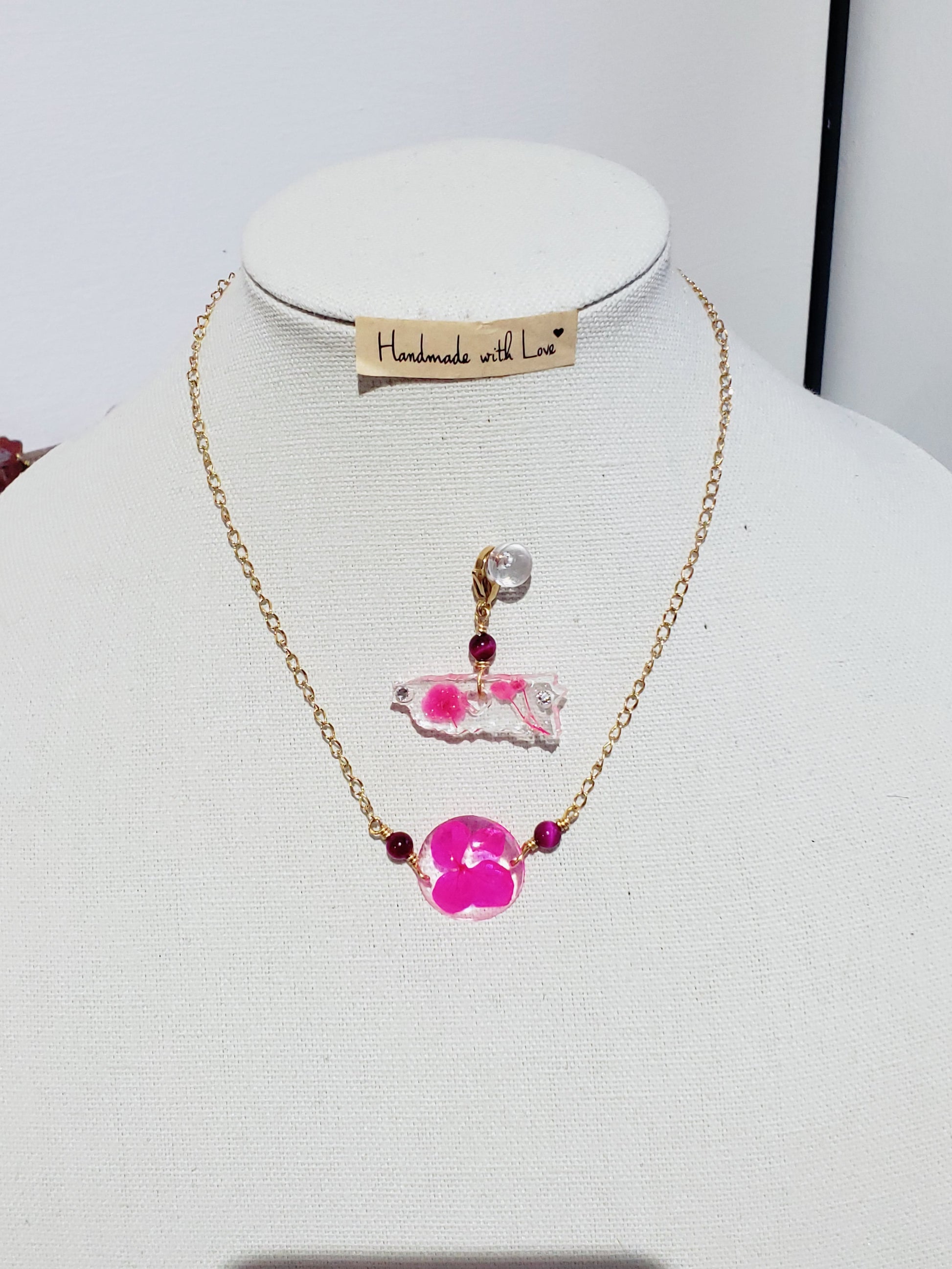 Dos estilo en Un mismo Collar, Collar en Acero Inoxidable con Dije con Mapa De P.R. en Resina con Flores secas  y otro dije en Resina con Flor seca color rosa - K.Beloved LLC