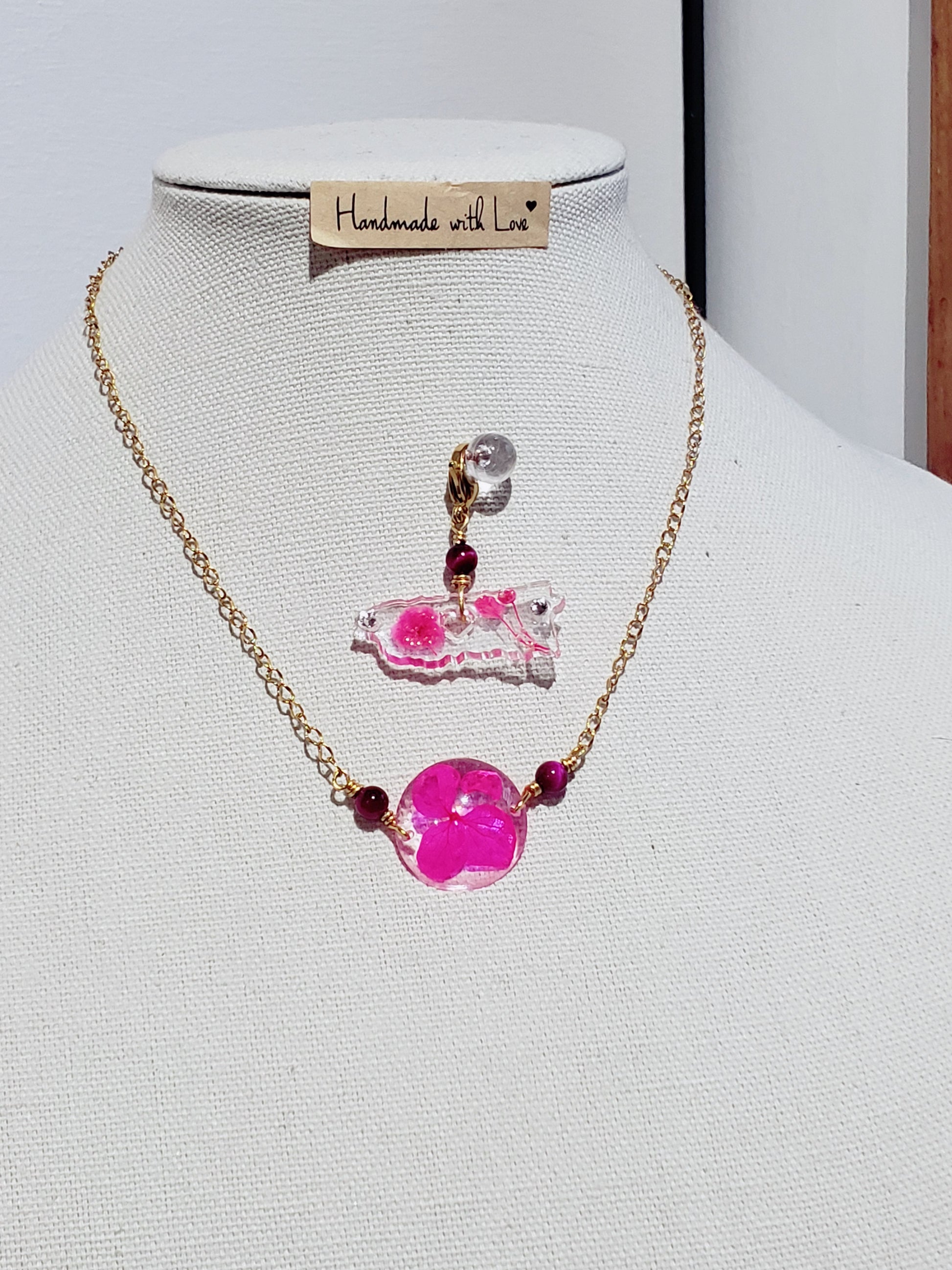 Dos estilo en Un mismo Collar, Collar en Acero Inoxidable con Dije con Mapa De P.R. en Resina con Flores secas  y otro dije en Resina con Flor seca color rosa - K.Beloved LLC