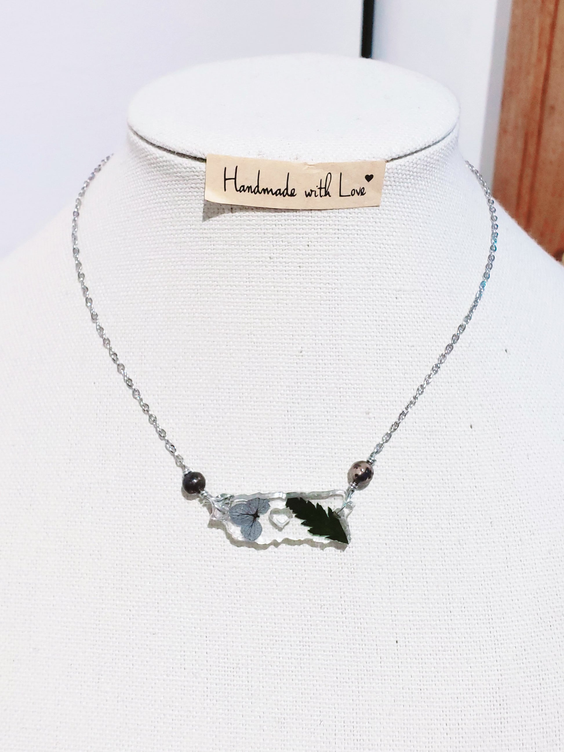 Collar en Acero Inoxidable con Dije de Mapa de P.R. en Resina con Flores secas - K.Beloved LLC