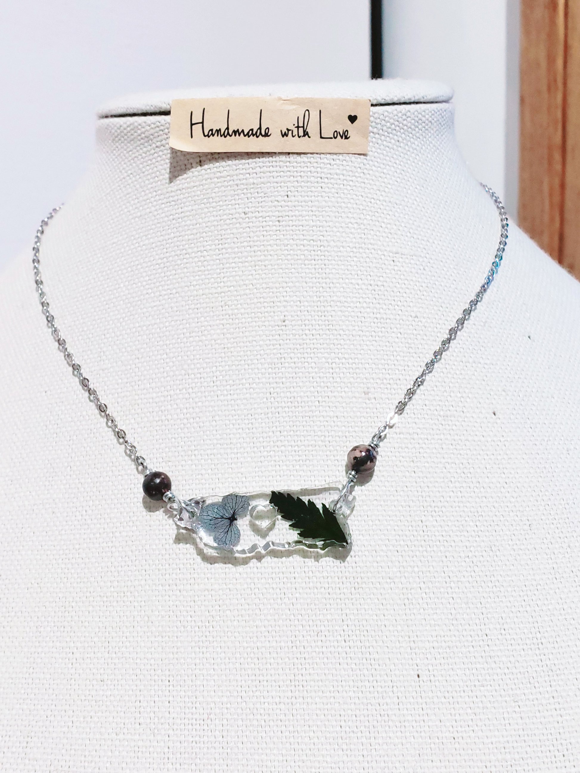 Collar en Acero Inoxidable con Dije de Mapa de P.R. en Resina con Flores secas - K.Beloved LLC