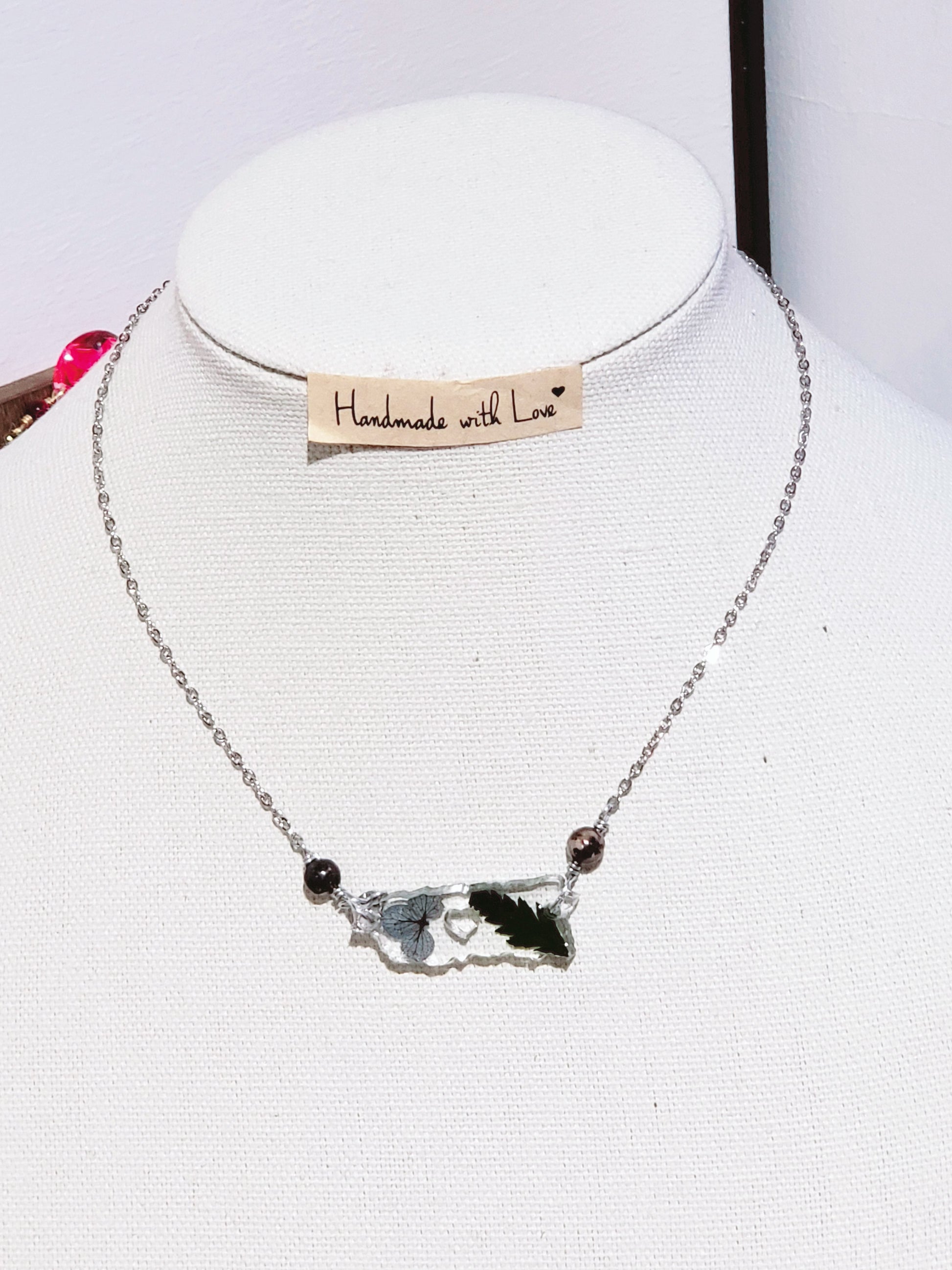 Collar en Acero Inoxidable con Dije de Mapa de P.R. en Resina con Flores secas - K.Beloved LLC